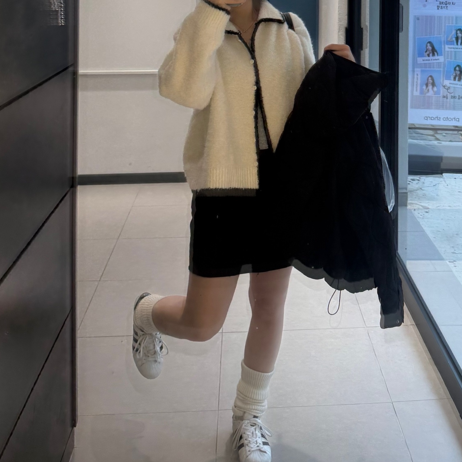 Adidas Superstar White Black 착용 스타일 - 3