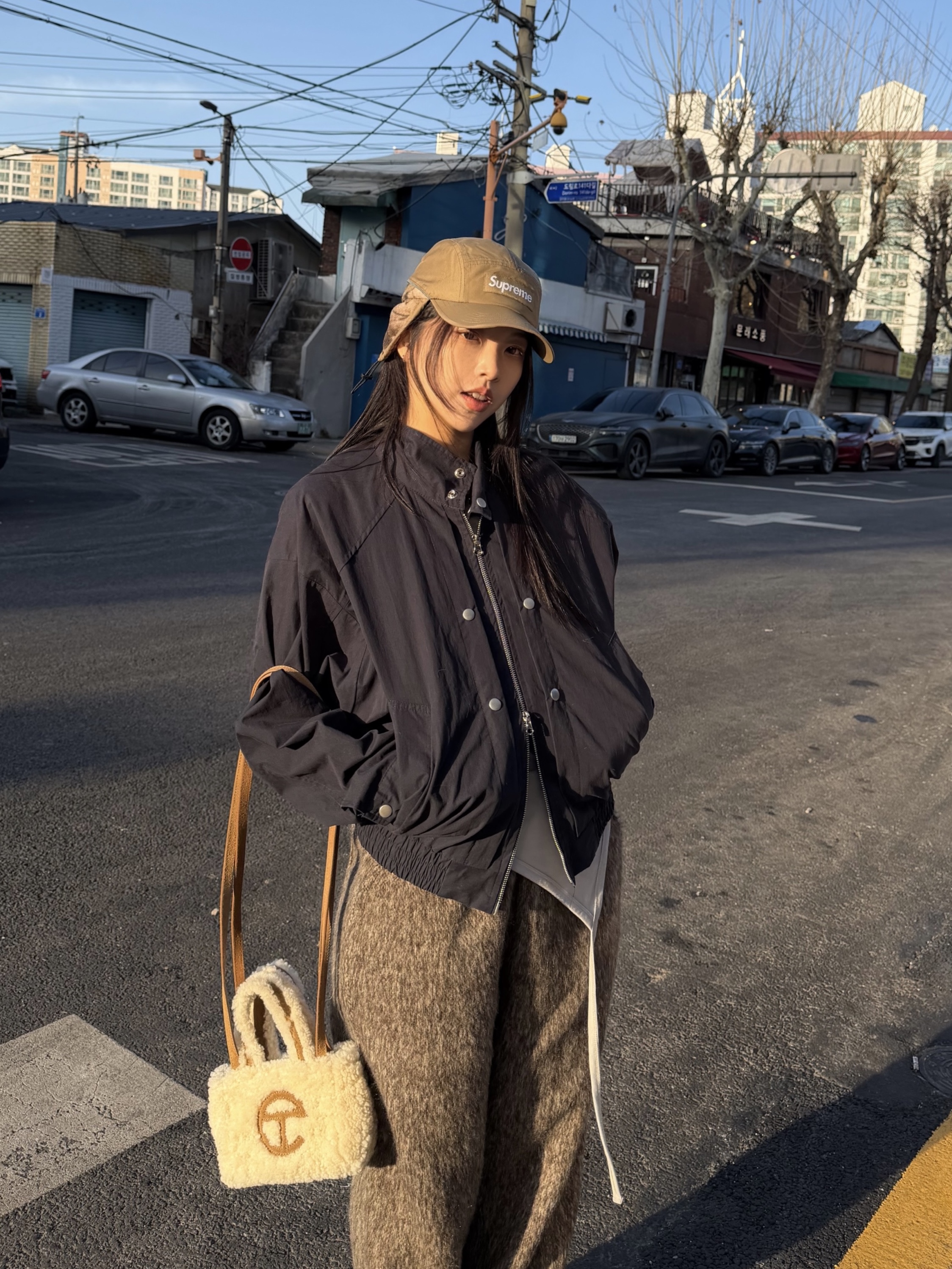 Telfar x UGG Reverse Small Shopping Bag Natural, Supreme Polartec Lined Packable Earflap Camp Cap Khaki - 25FW 착용 스타일 - 1