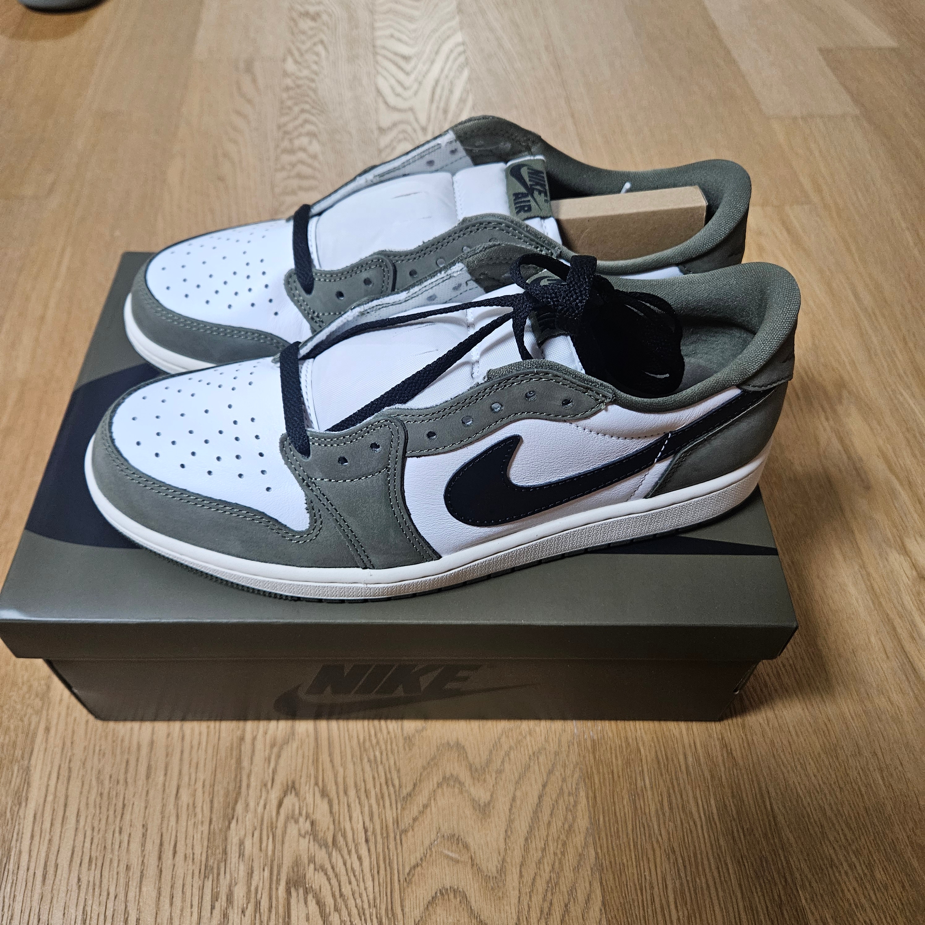 Jordan 1 Retro Low OG Medium Olive and Summit White 착용 스타일