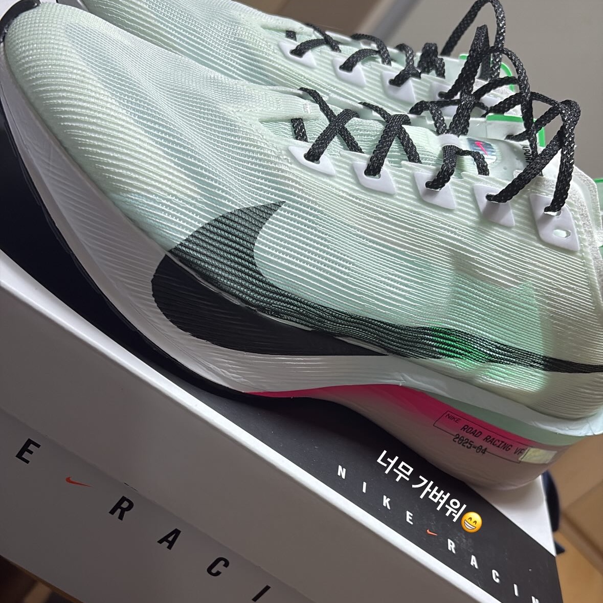 Nike ZoomX Vaporfly Next% 4 White Hyper Pink 착용 스타일