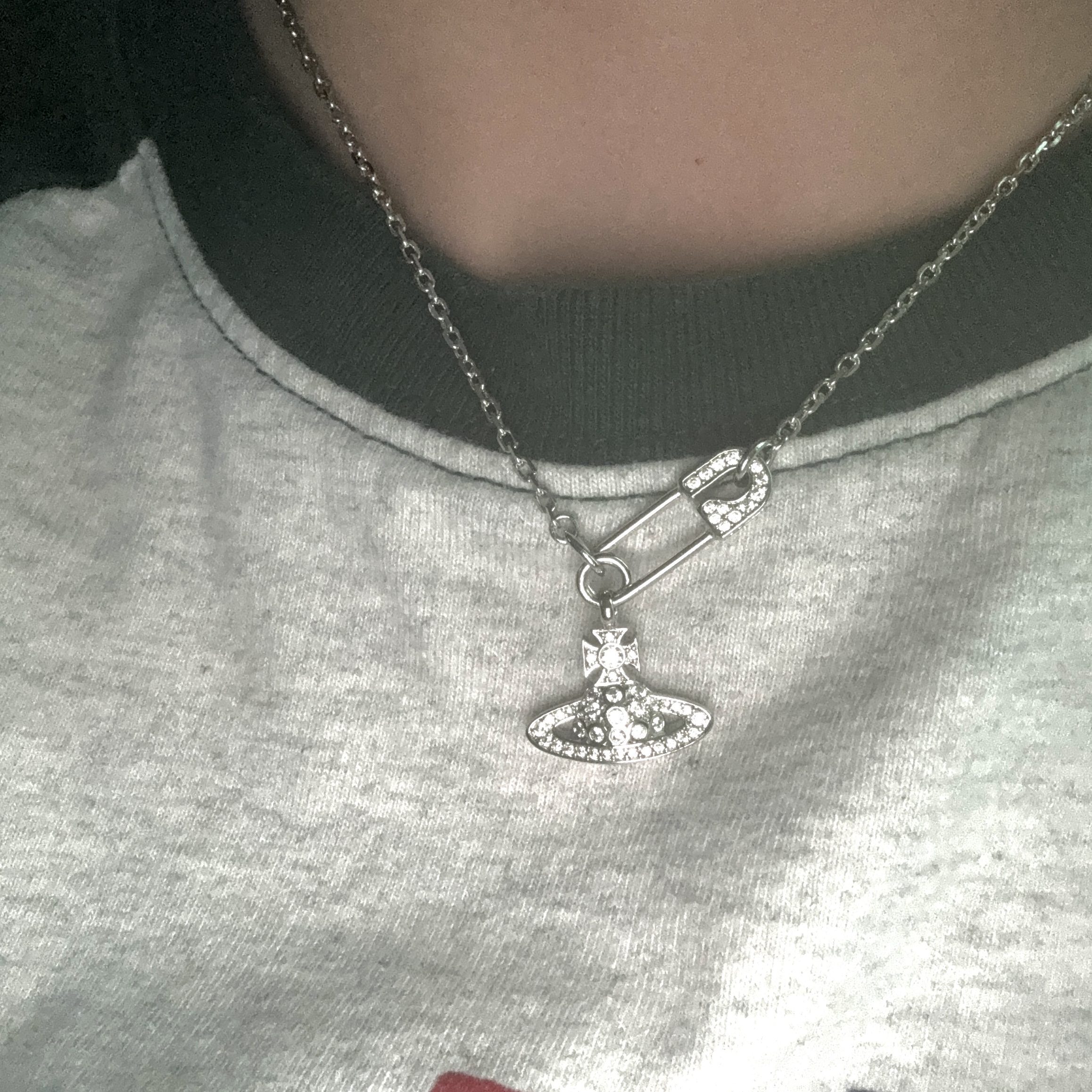 Vivienne Westwood Lucrece Pendant Silver 착용 스타일 - 2