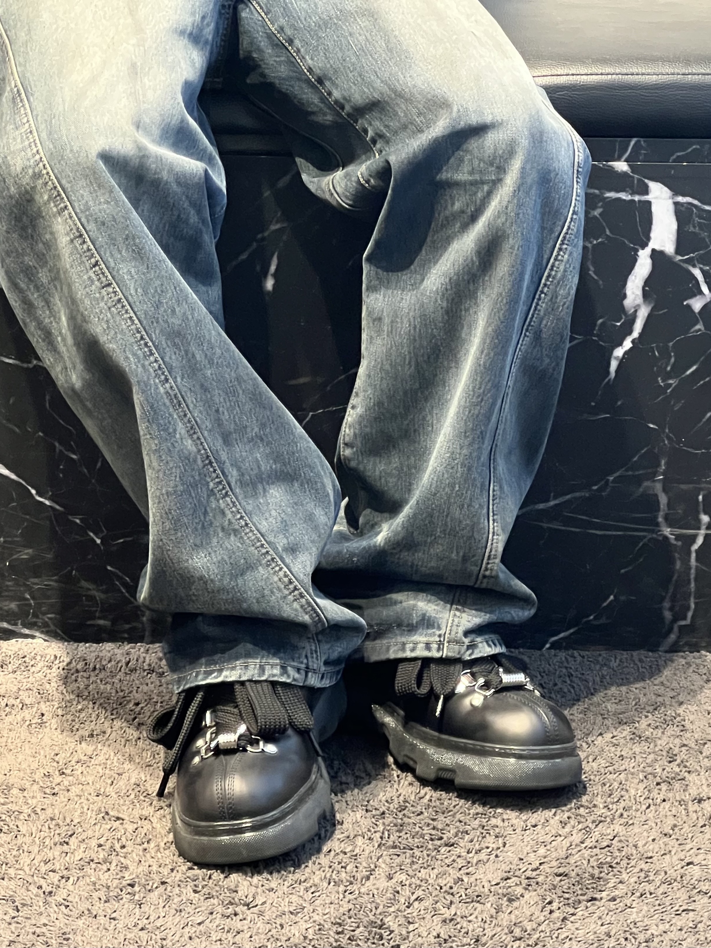 Burberry Leather Trek Boots Black 착용 스타일 - 2