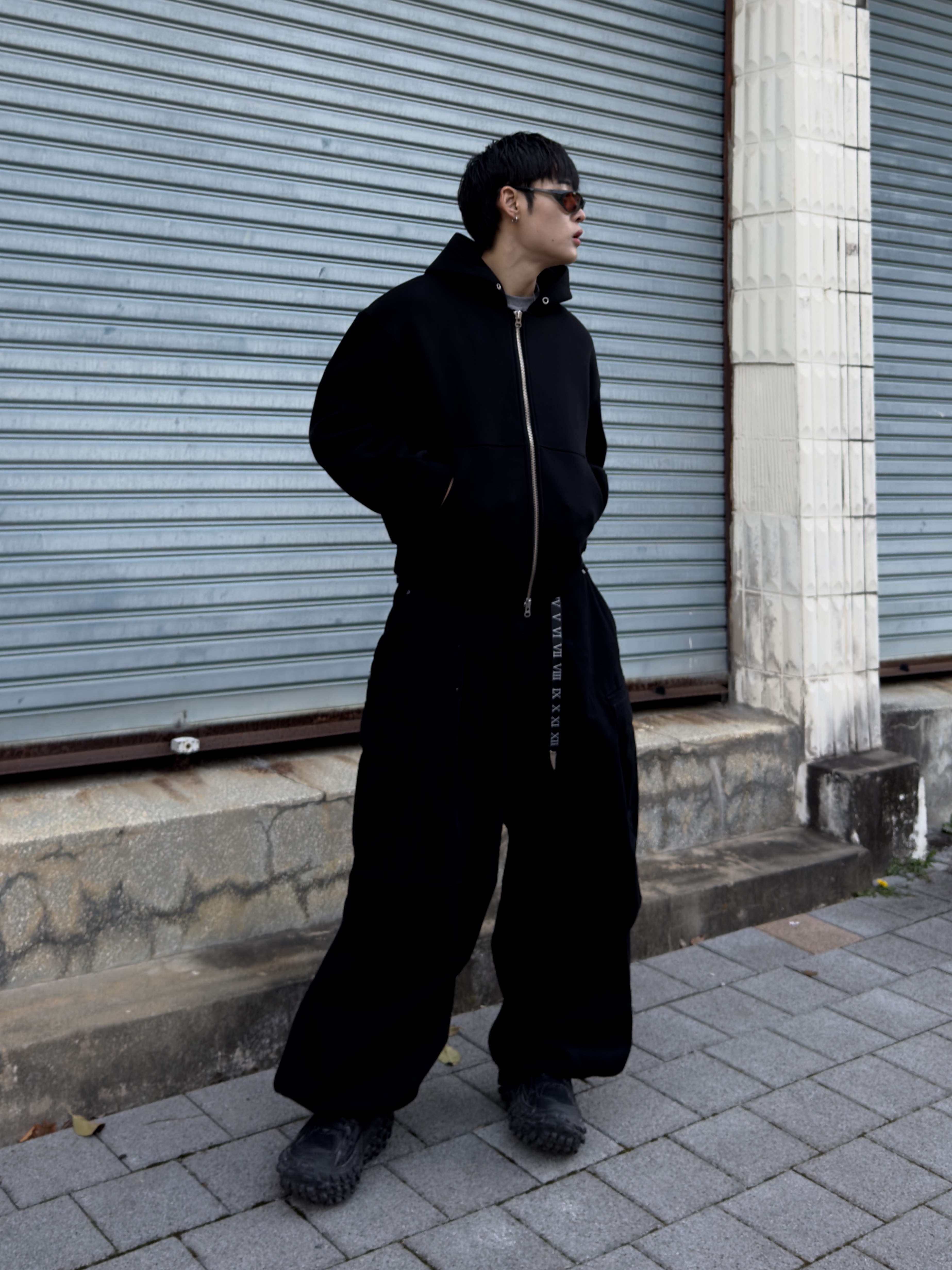 Balenciaga Defender Sneakers Black 착용 스타일 - 1