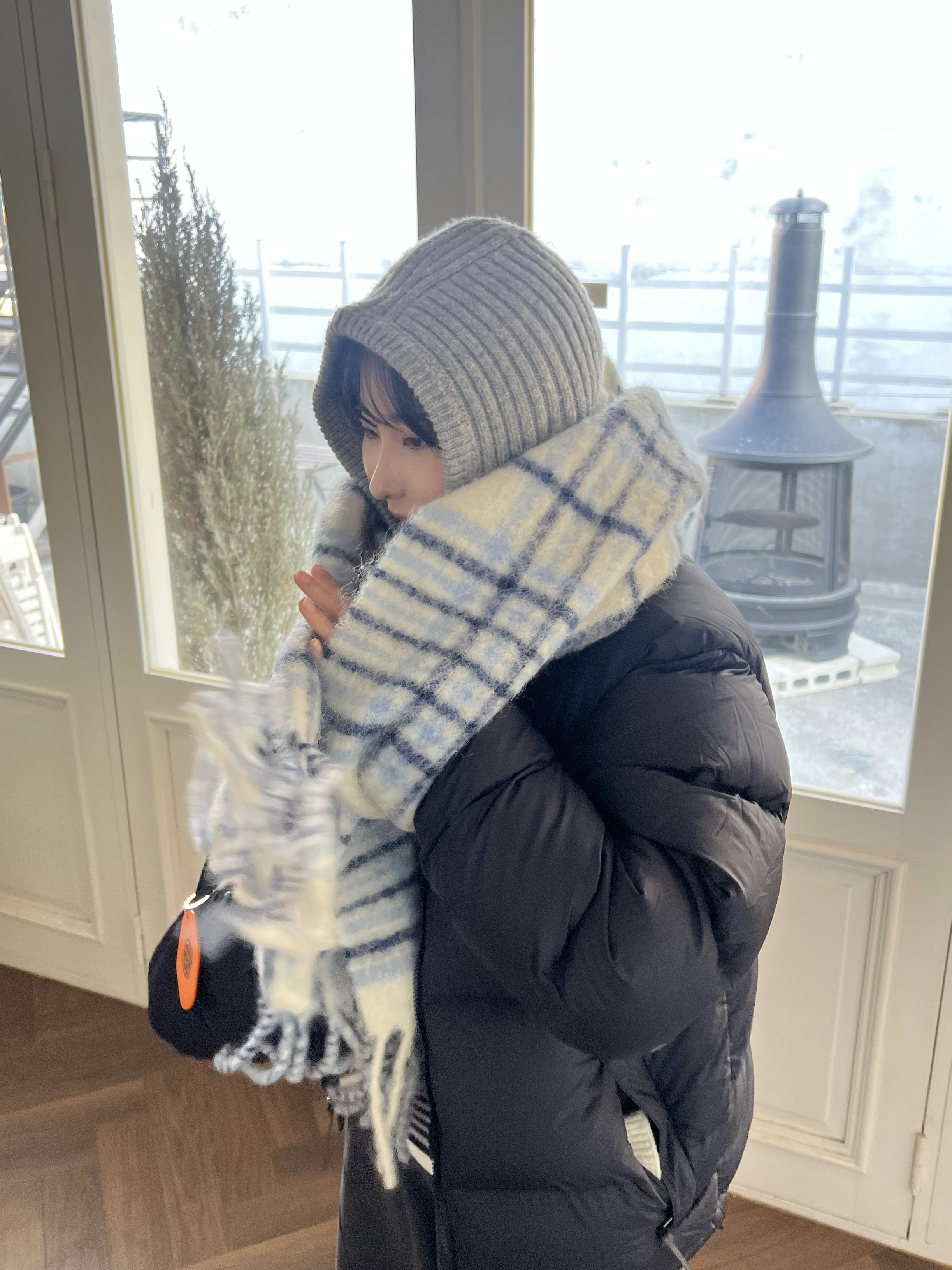 Jacquemus L’echarpe Carro Le Chouchou Jacquard Check Muffler Light Blue, The North Face 1996 Eco Nuptse Jacket Black 착용 스타일