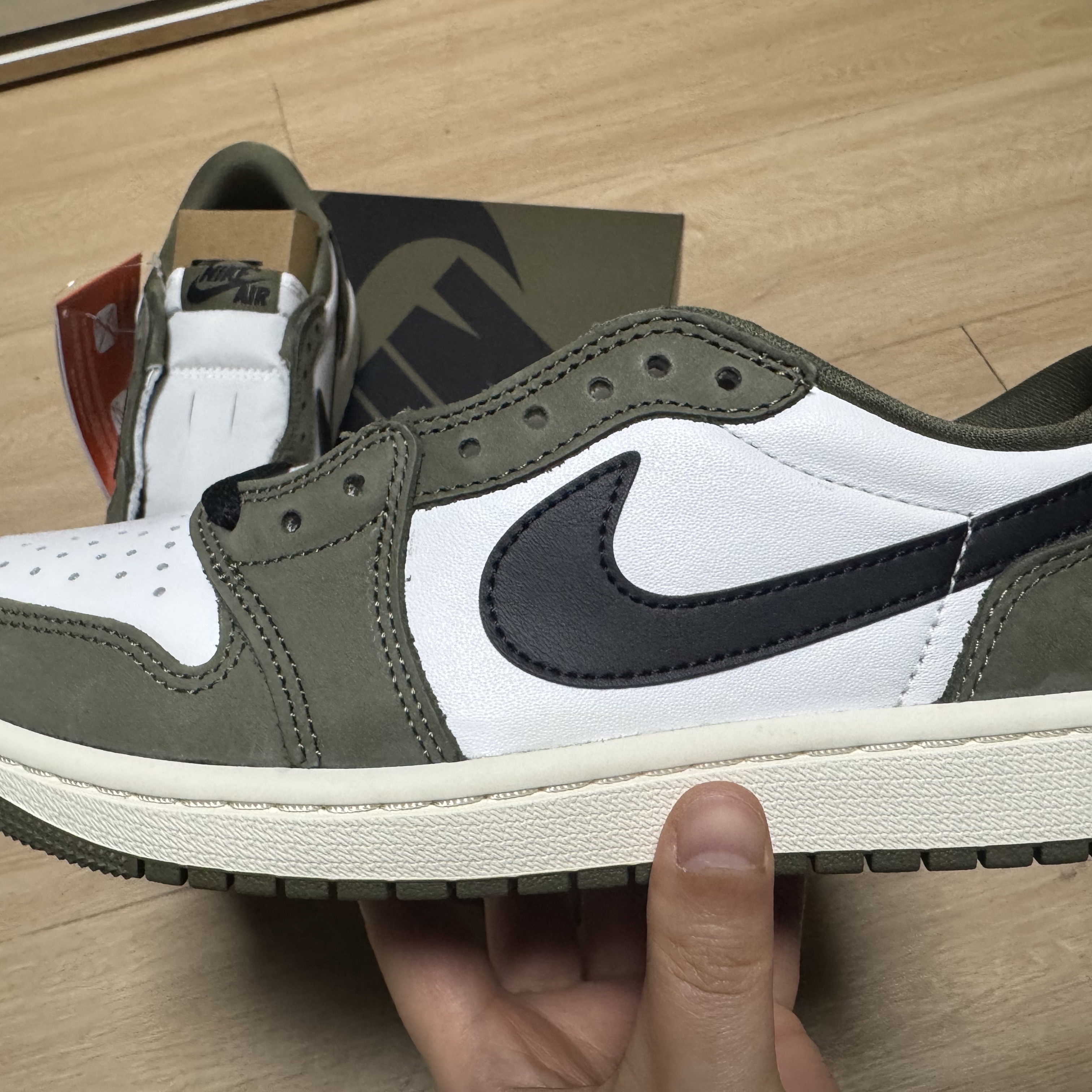 Jordan 1 Retro Low OG Medium Olive and Summit White 착용 스타일 - 3