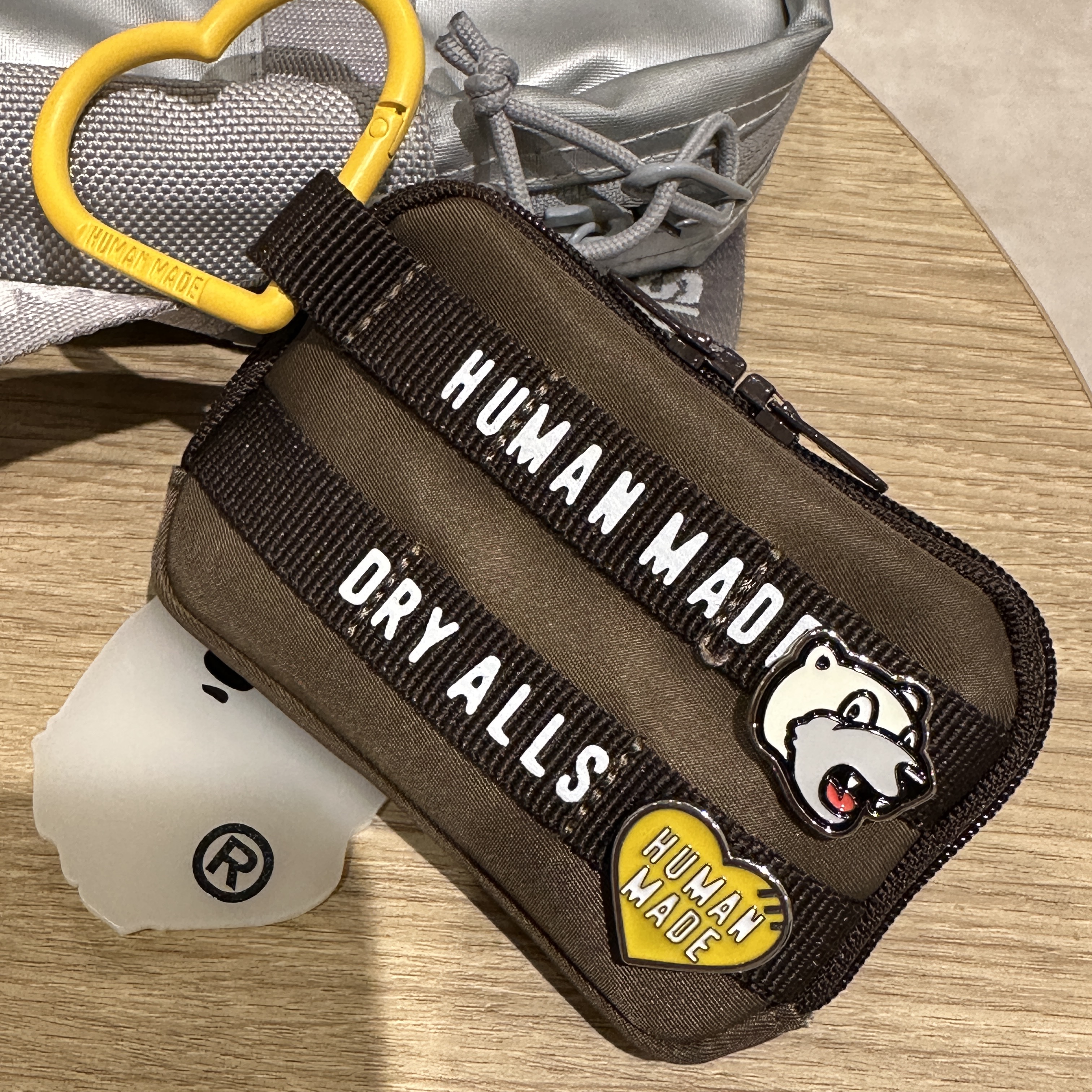 Human Made Military Card Case Brown, Human Made Pins Set Yellow 착용 스타일