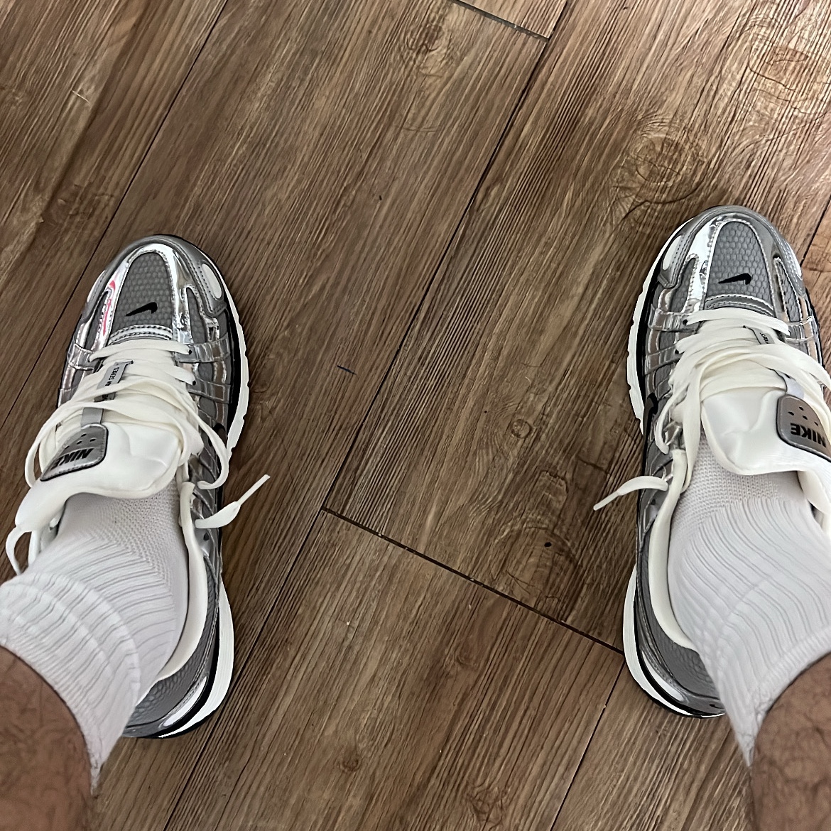 Nike P-6000 Metallic Silver 착용 스타일