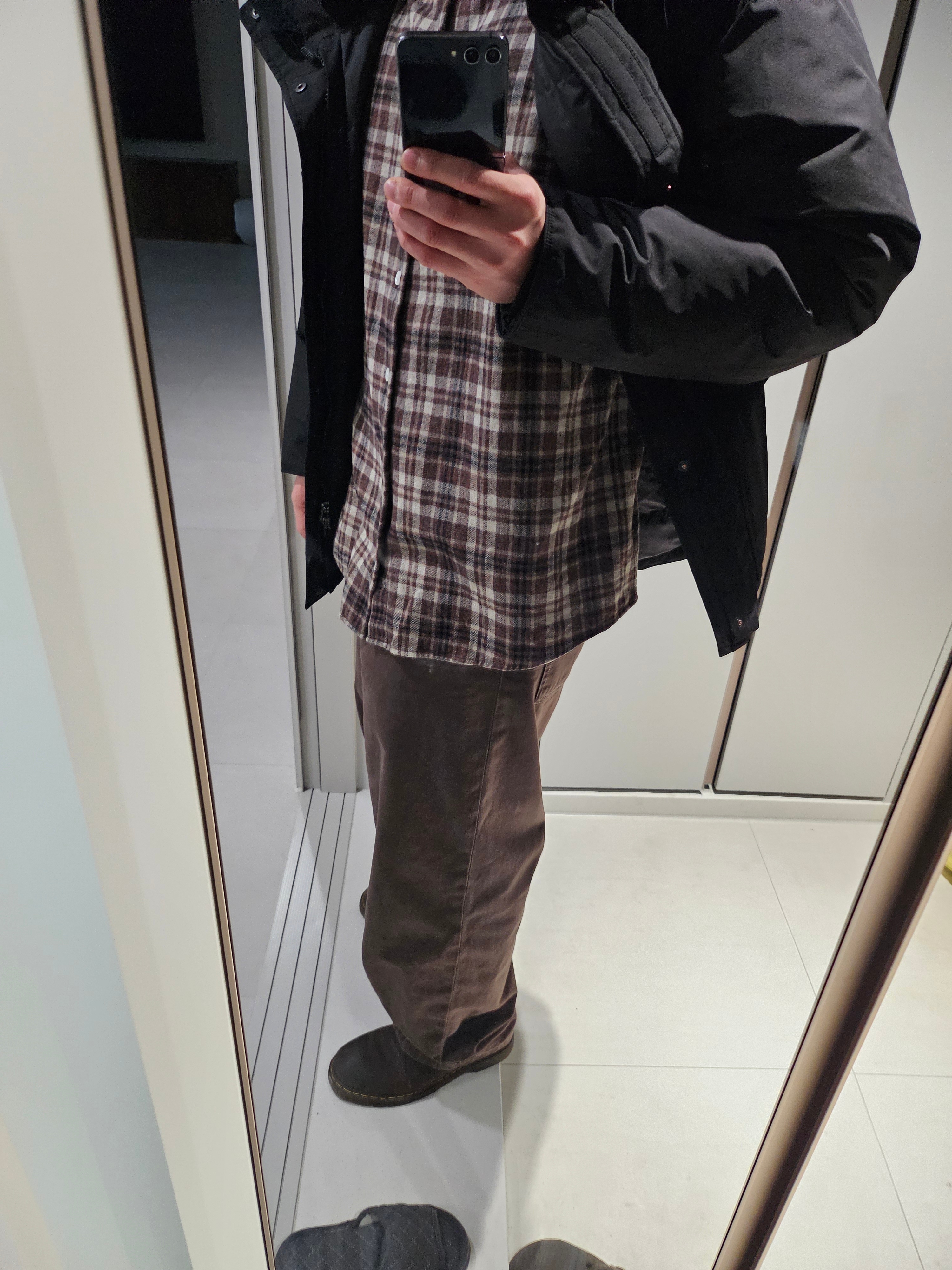 Nanamica Gore-Tex Down Coat Black, Carhartt WIP Brandon Pant Palisander Stone Dyed 착용 스타일 - 2