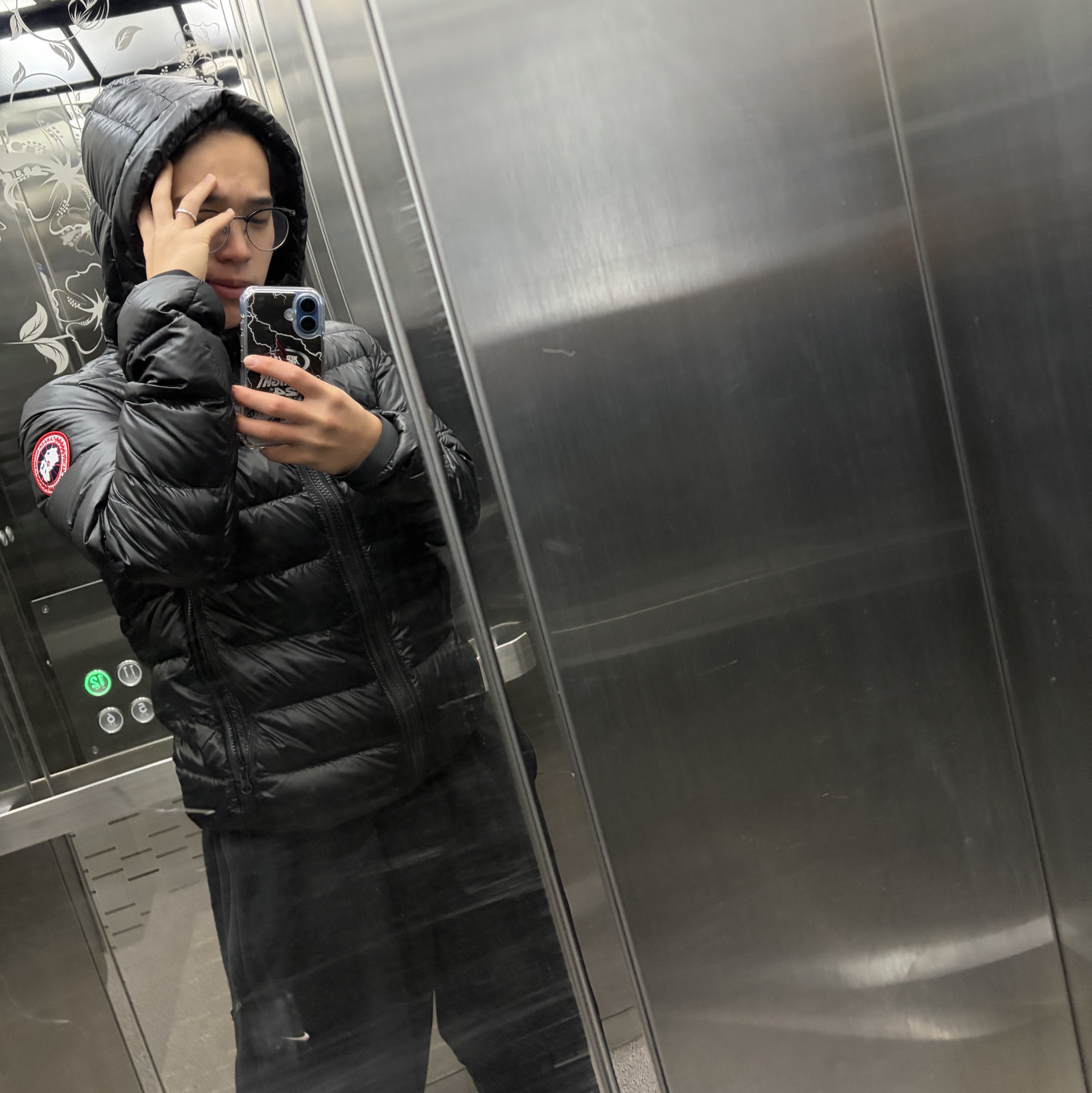 Canada Goose Crofton Down Hoodie Black 착용 스타일