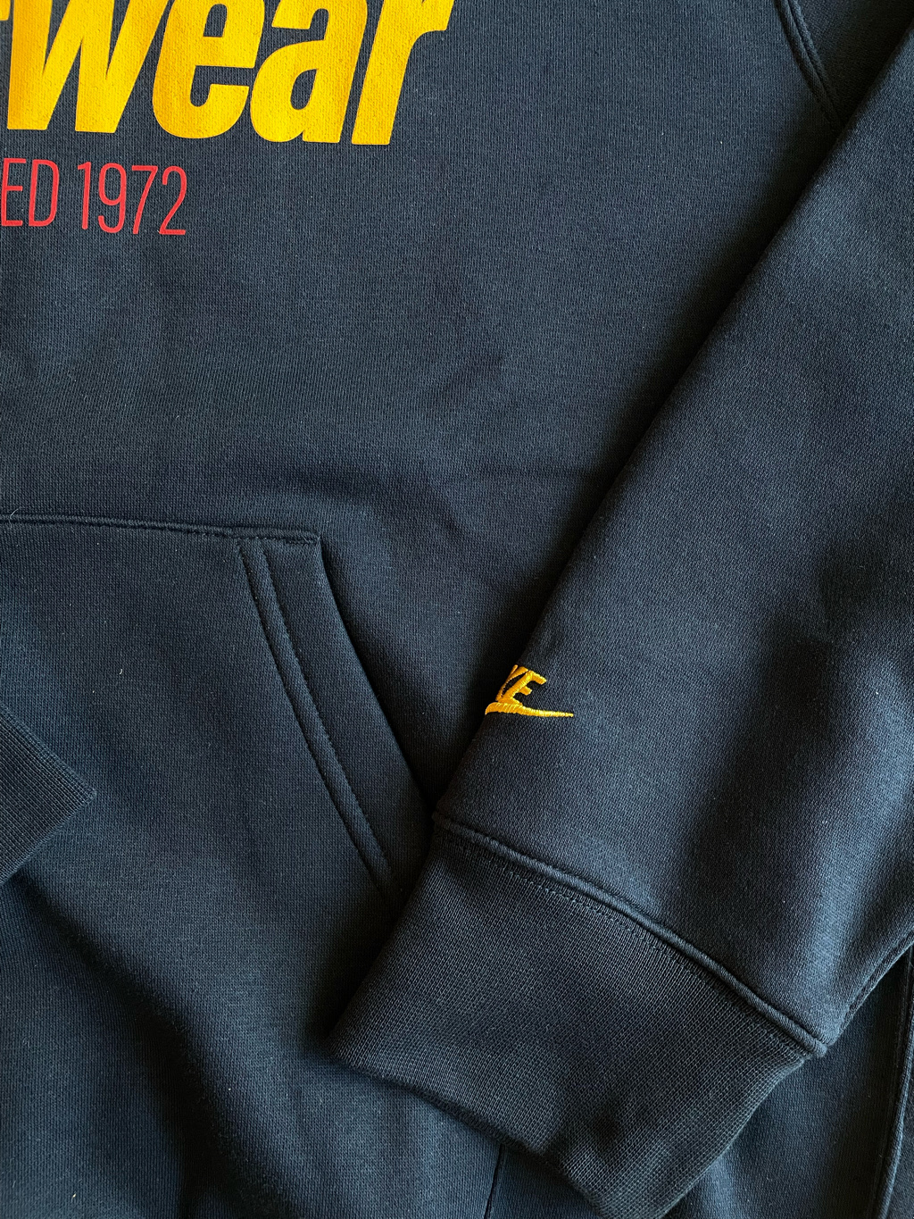 Nike Club Fleece Pullover Hoodie Obsidian University Gold - Asia 착용 스타일 - 2