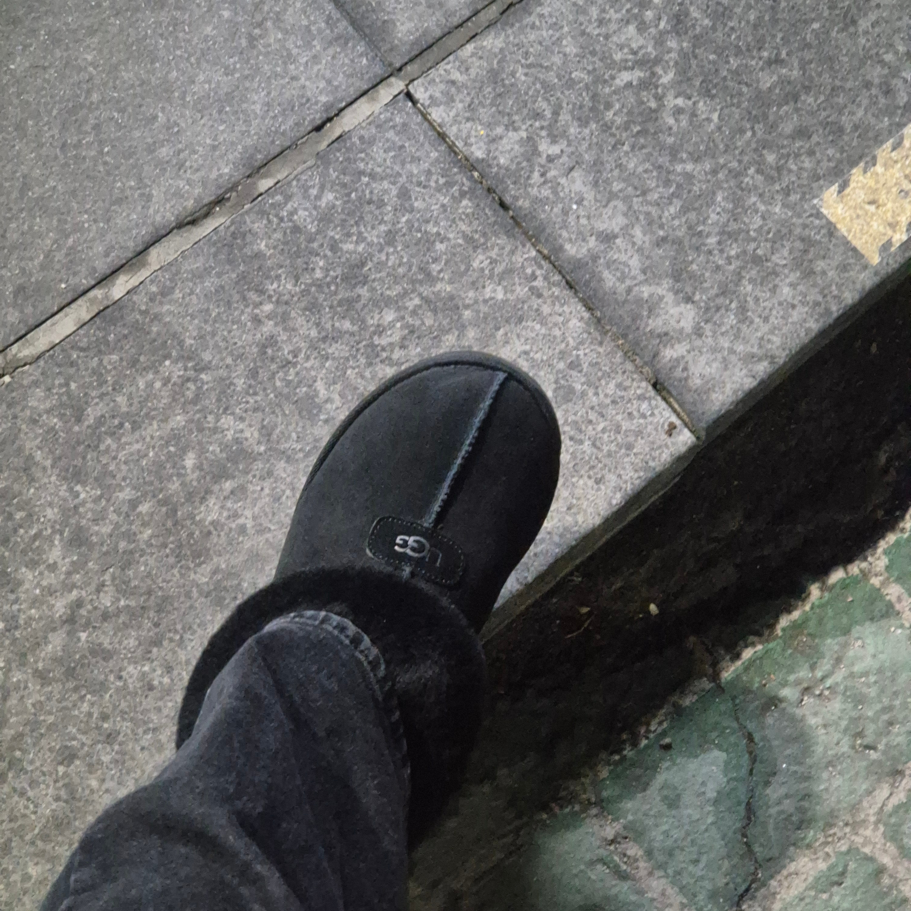 (W) UGG Tazzette Slipper Black 착용 스타일