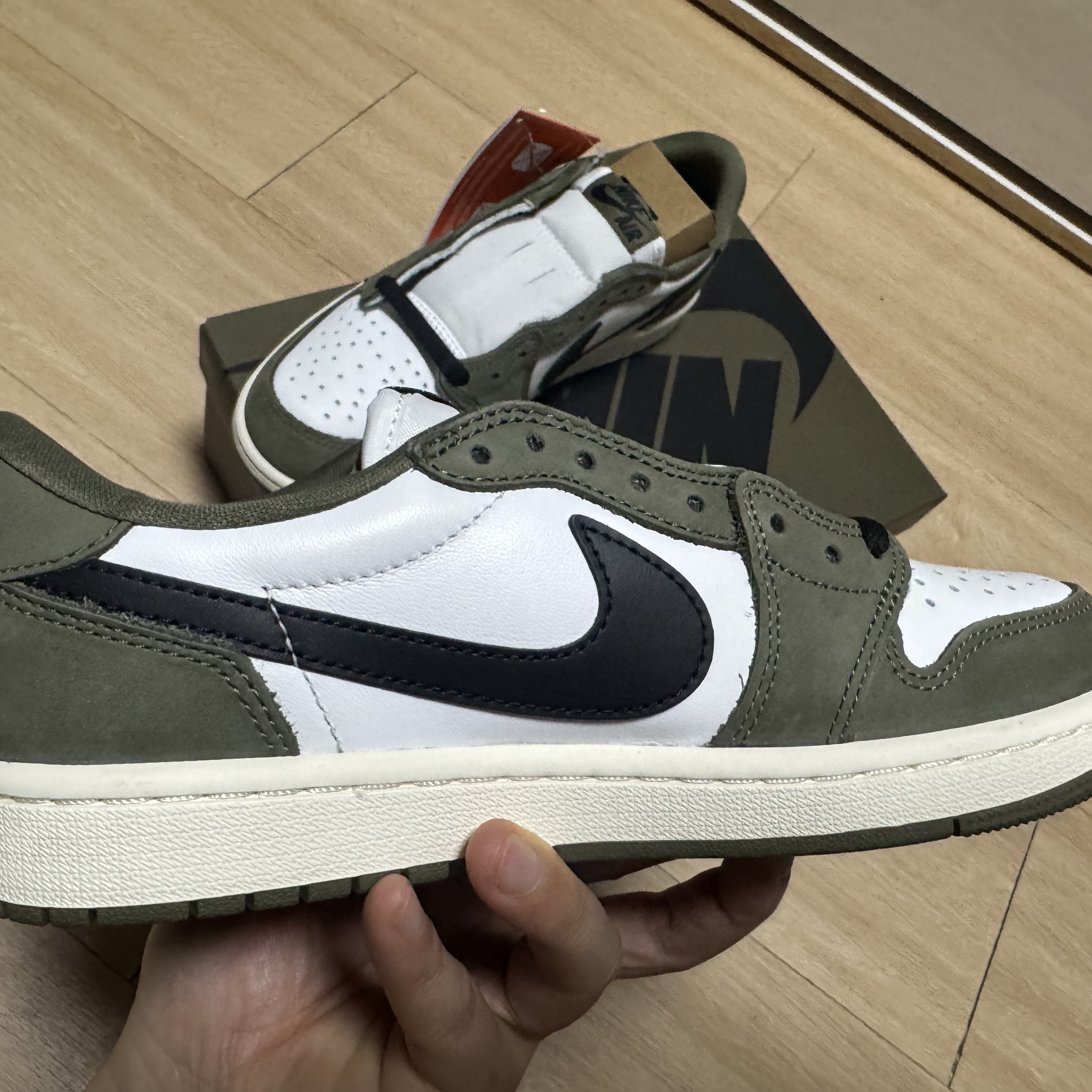 Jordan 1 Retro Low OG Medium Olive and Summit White 착용 스타일 - 4