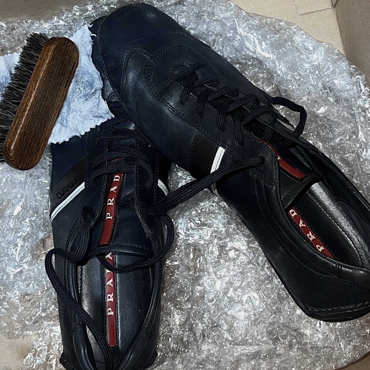 Prada Collapse Leather Sneakers Black, Givenchy Black GG Print Modal Cashmere Blend Square Scarf 착용 스타일 - 2