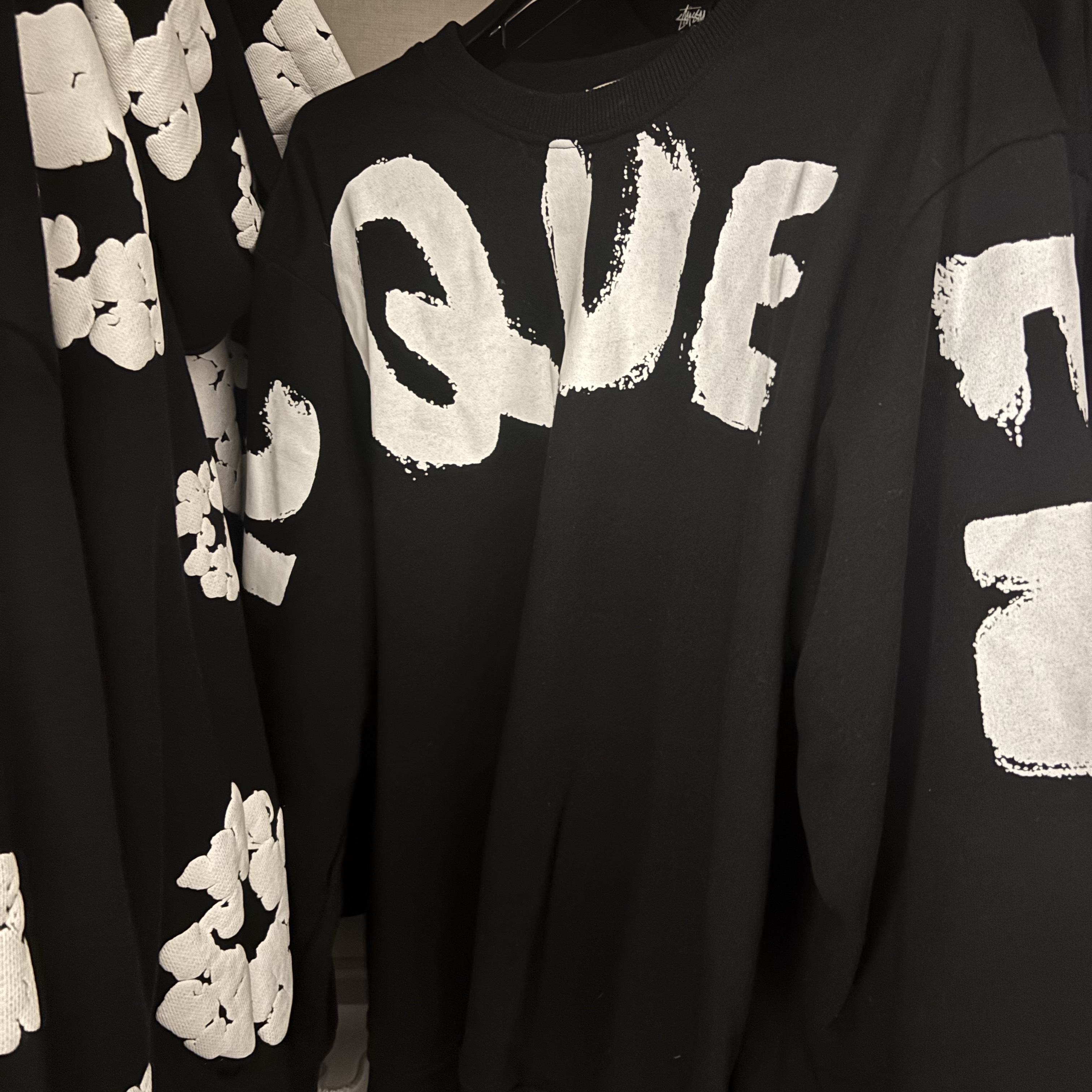 Alexander McQueen Graffiti Kimono Sleeve T-Shirt White Black 착용 스타일 - 2