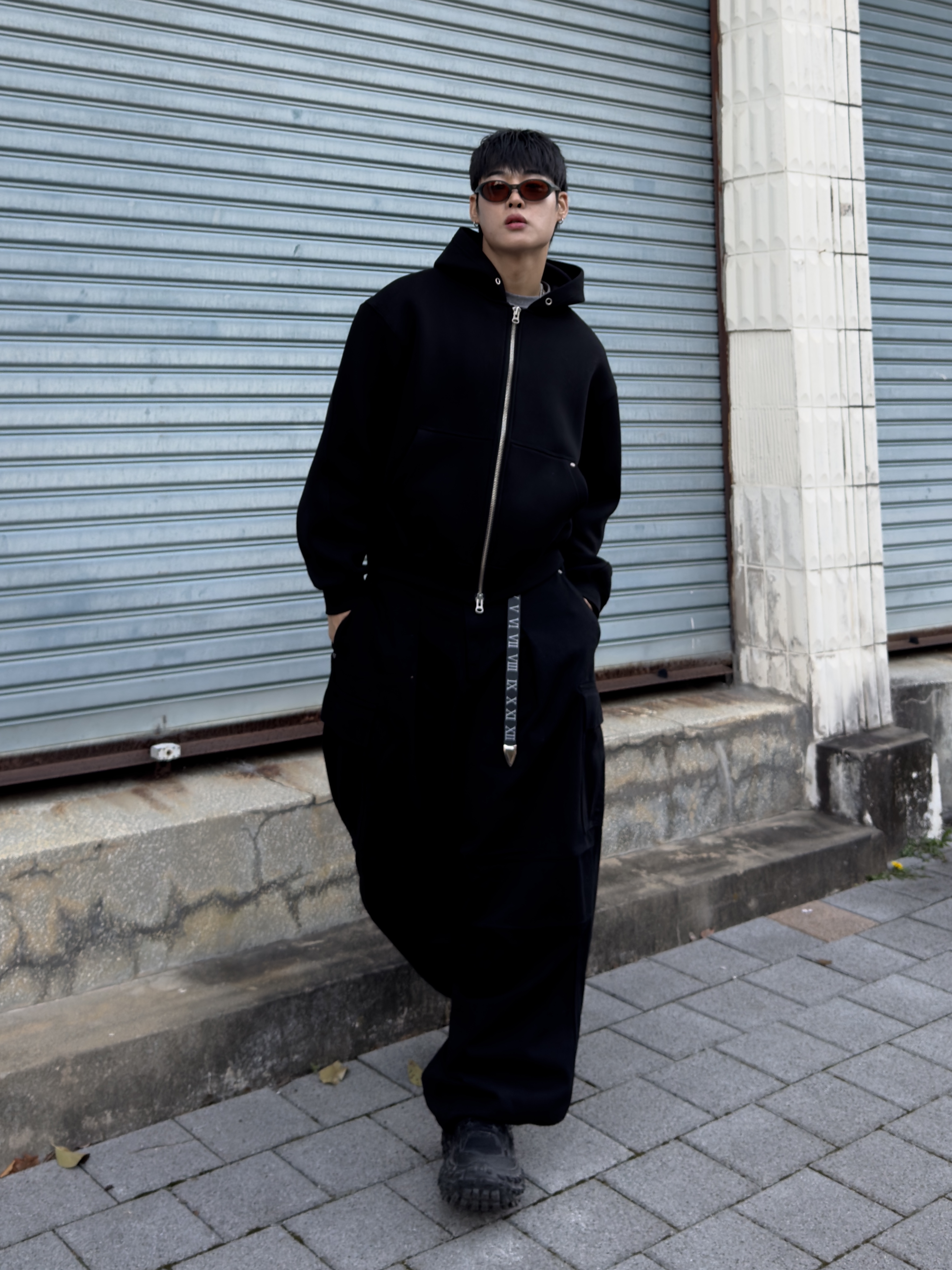 Balenciaga Defender Sneakers Black 착용 스타일 - 2