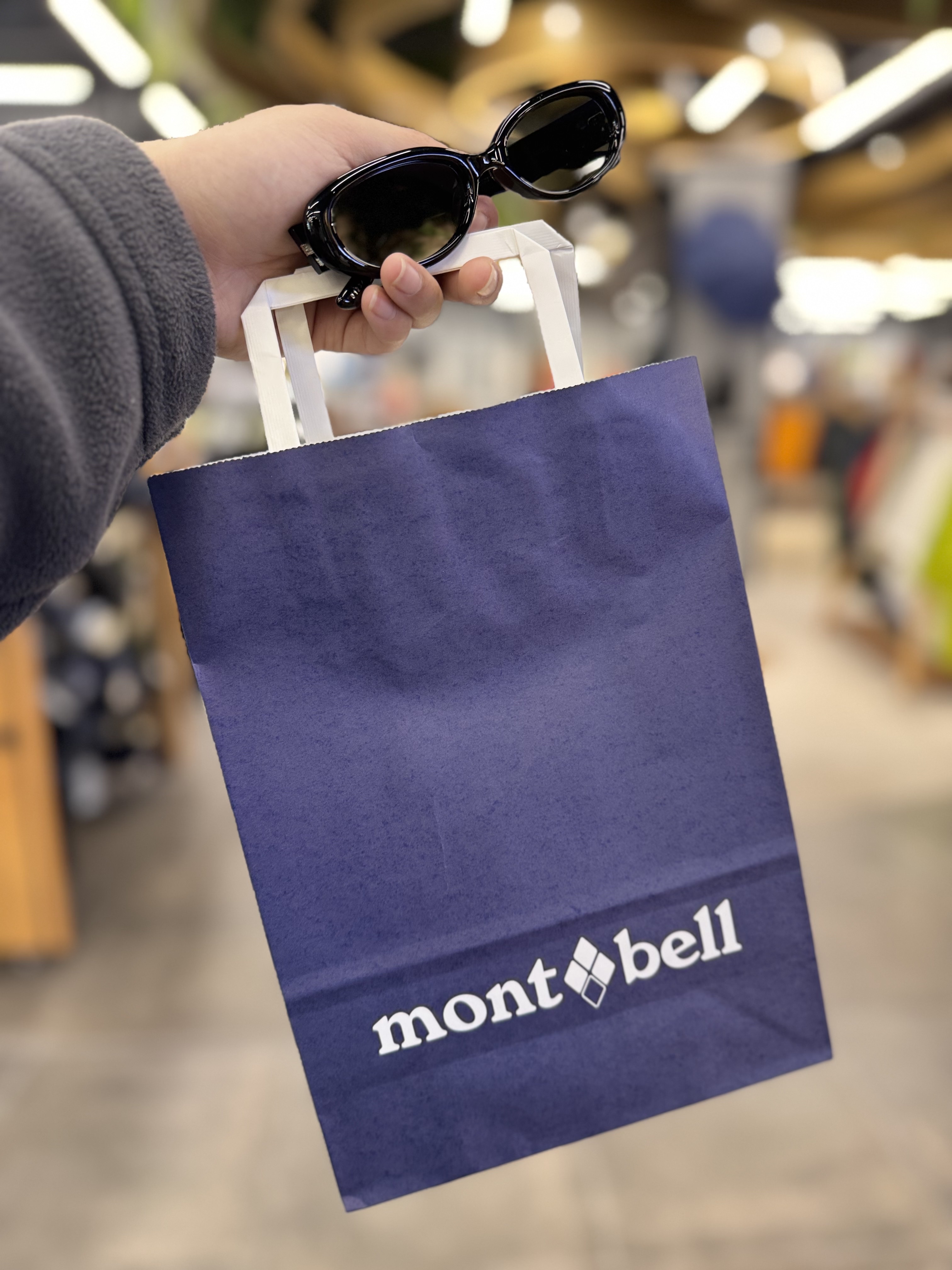 Montbell Mini Zip Wallet Gray 착용 스타일 - 2