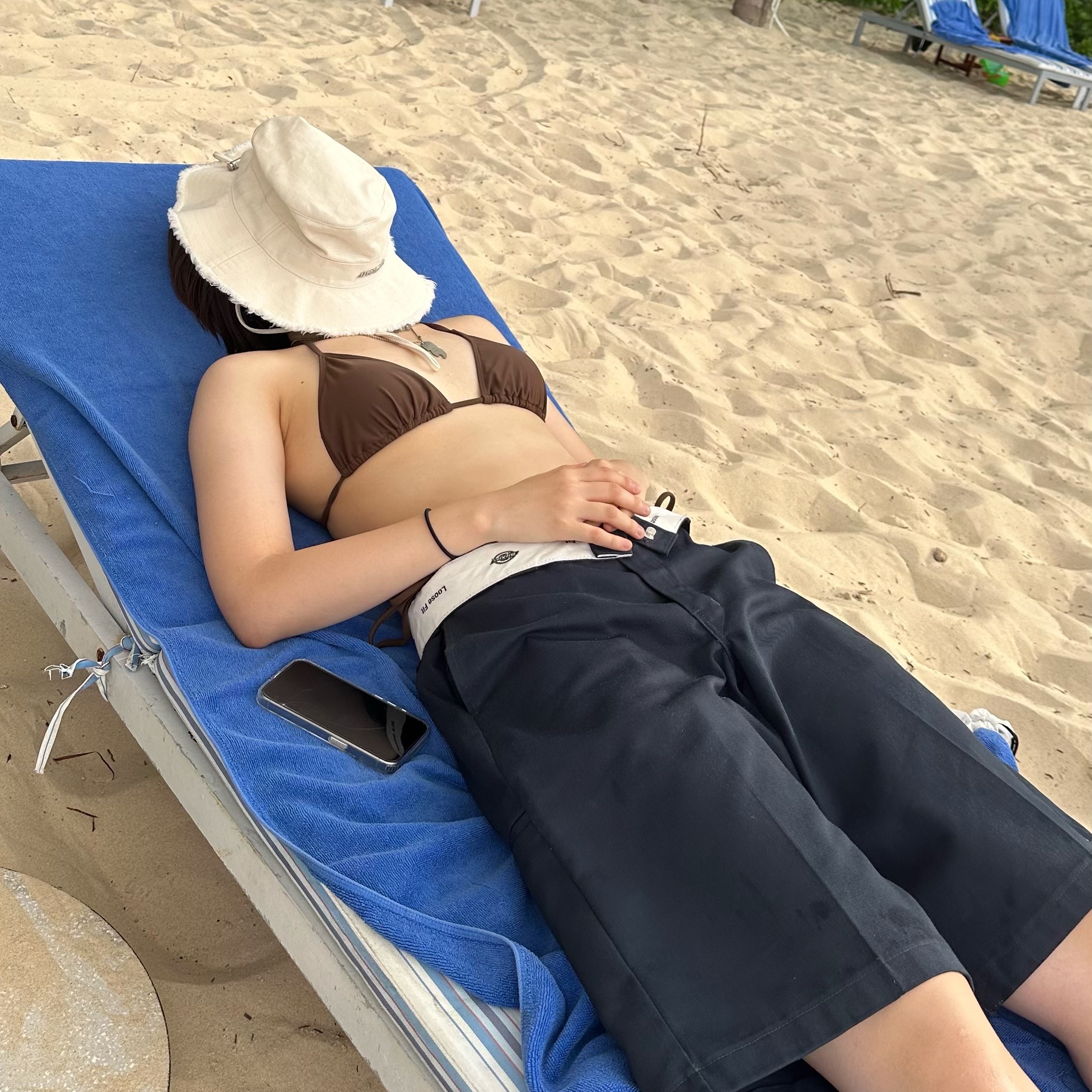 Jacquemus Le Bob Artichaut Bucket Hat Off White, Dickies Loose Fit 13 Inch Flat Front Work Shorts Dark Navy 착용 스타일