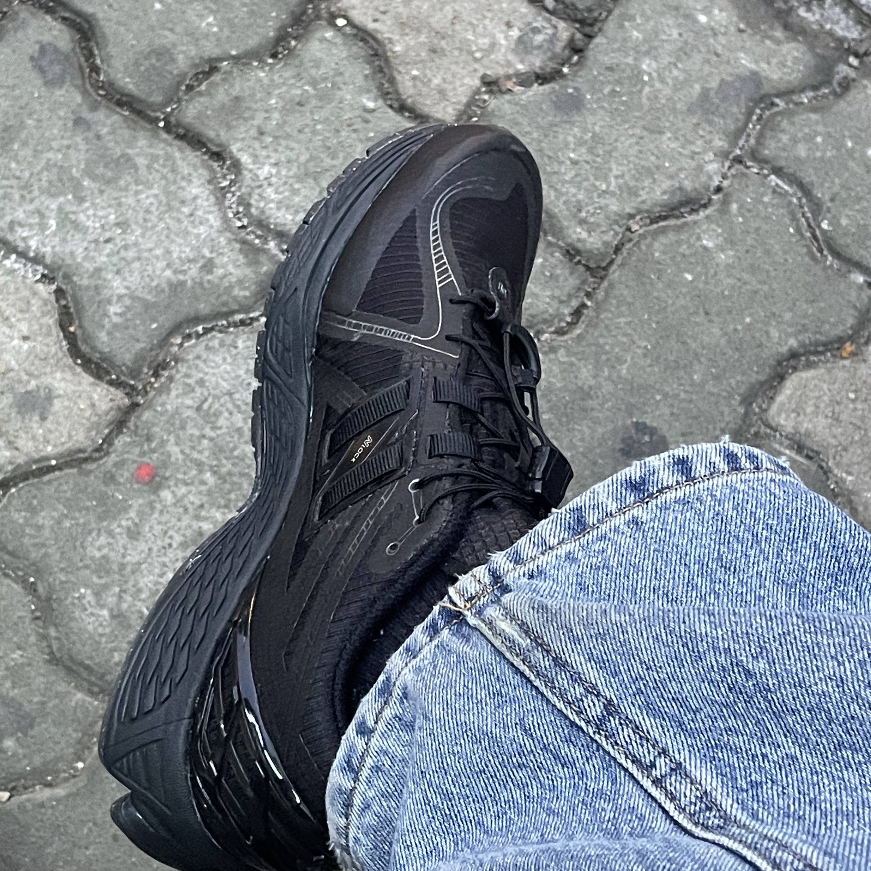 New Balance 1906R Black Dark Silver Metalic 착용 스타일
