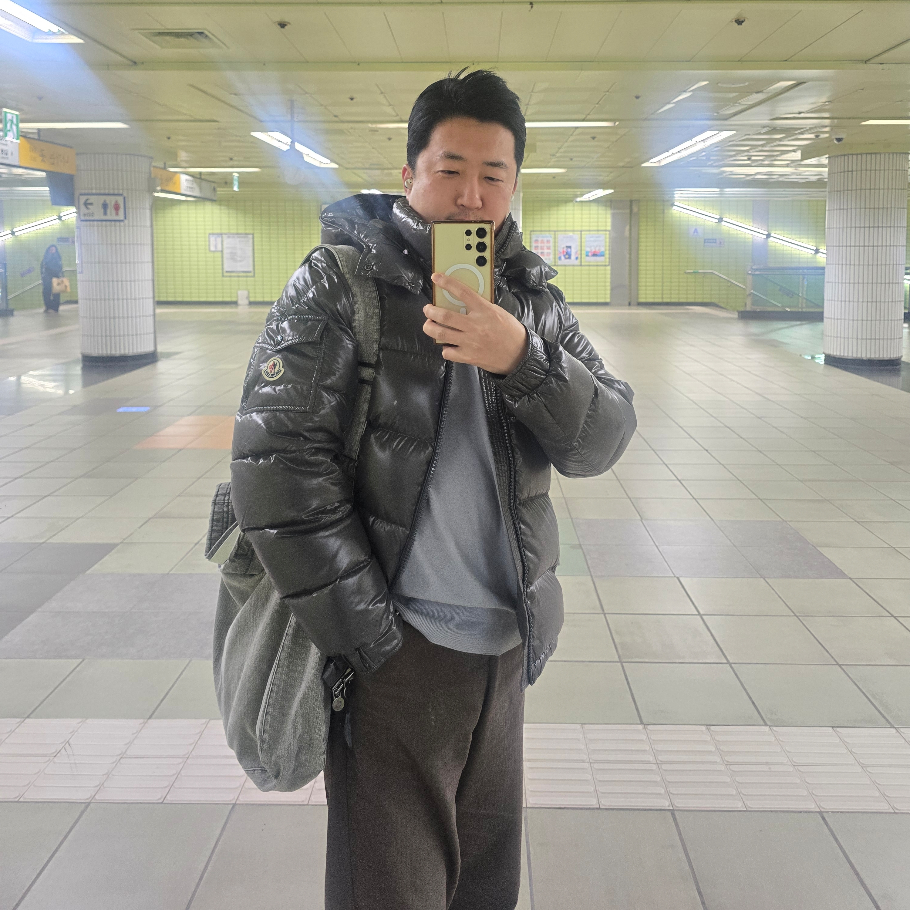 Our Legacy Concrete Chain Twill Sling Bag Grey, Moncler Maya Hooded Short Down Jacket Dark Grey - 25FW 착용 스타일 - 3