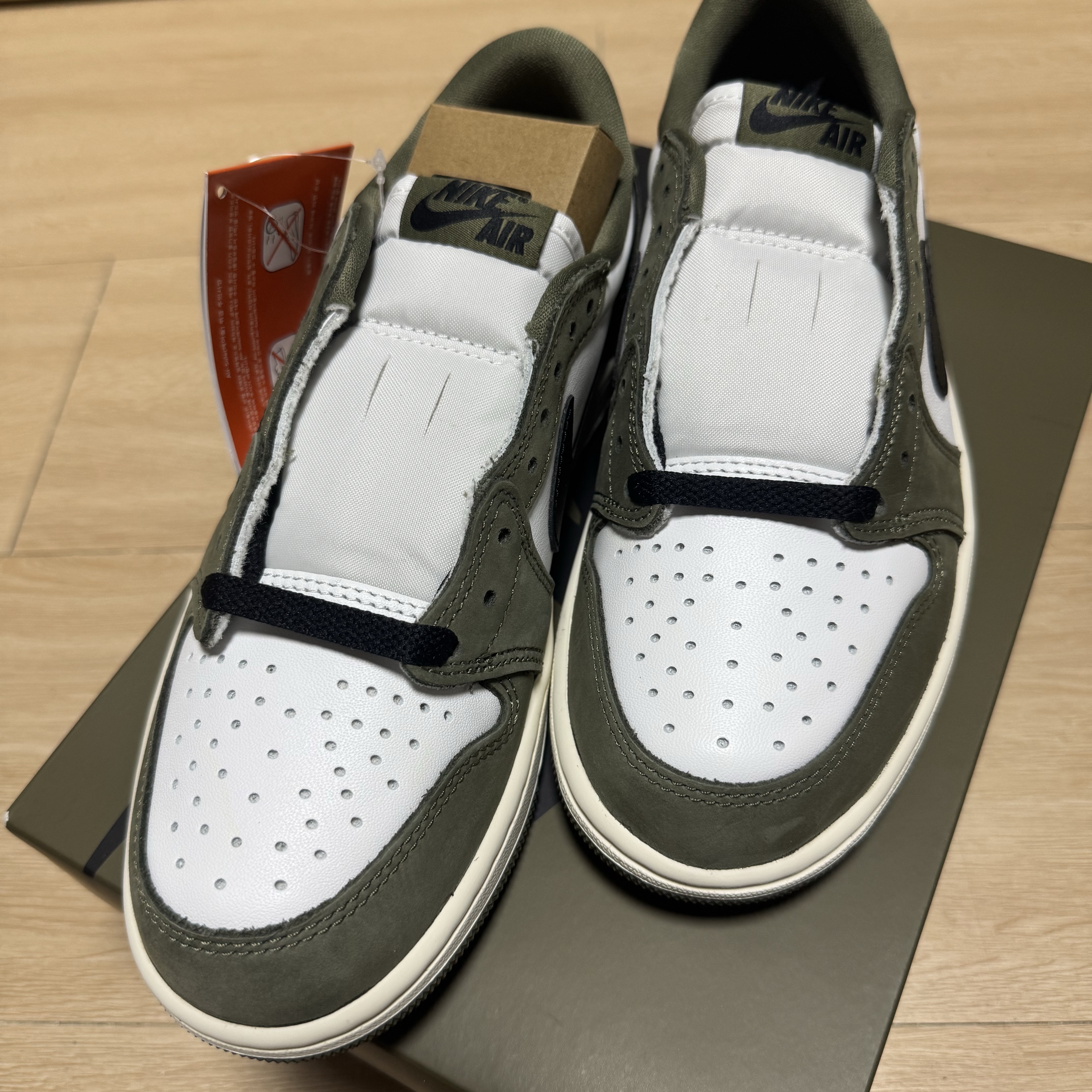 Jordan 1 Retro Low OG Medium Olive and Summit White 착용 스타일 - 1