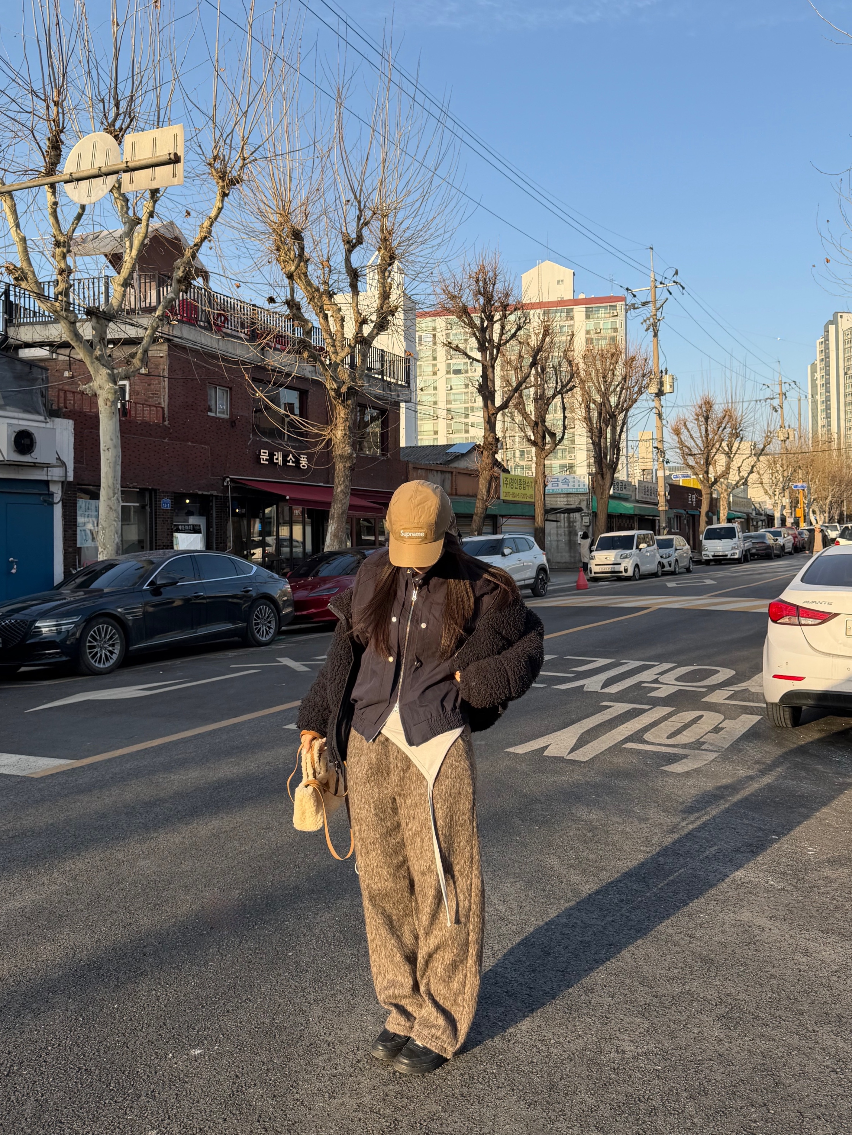Telfar x UGG Reverse Small Shopping Bag Natural, Supreme Polartec Lined Packable Earflap Camp Cap Khaki - 25FW 착용 스타일 - 3