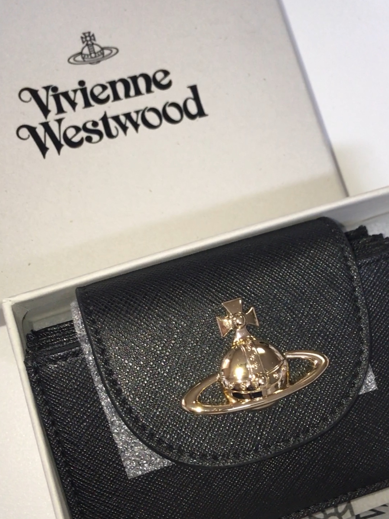 Vivienne Westwood Saffiano Compact Card Holder Black 착용 스타일