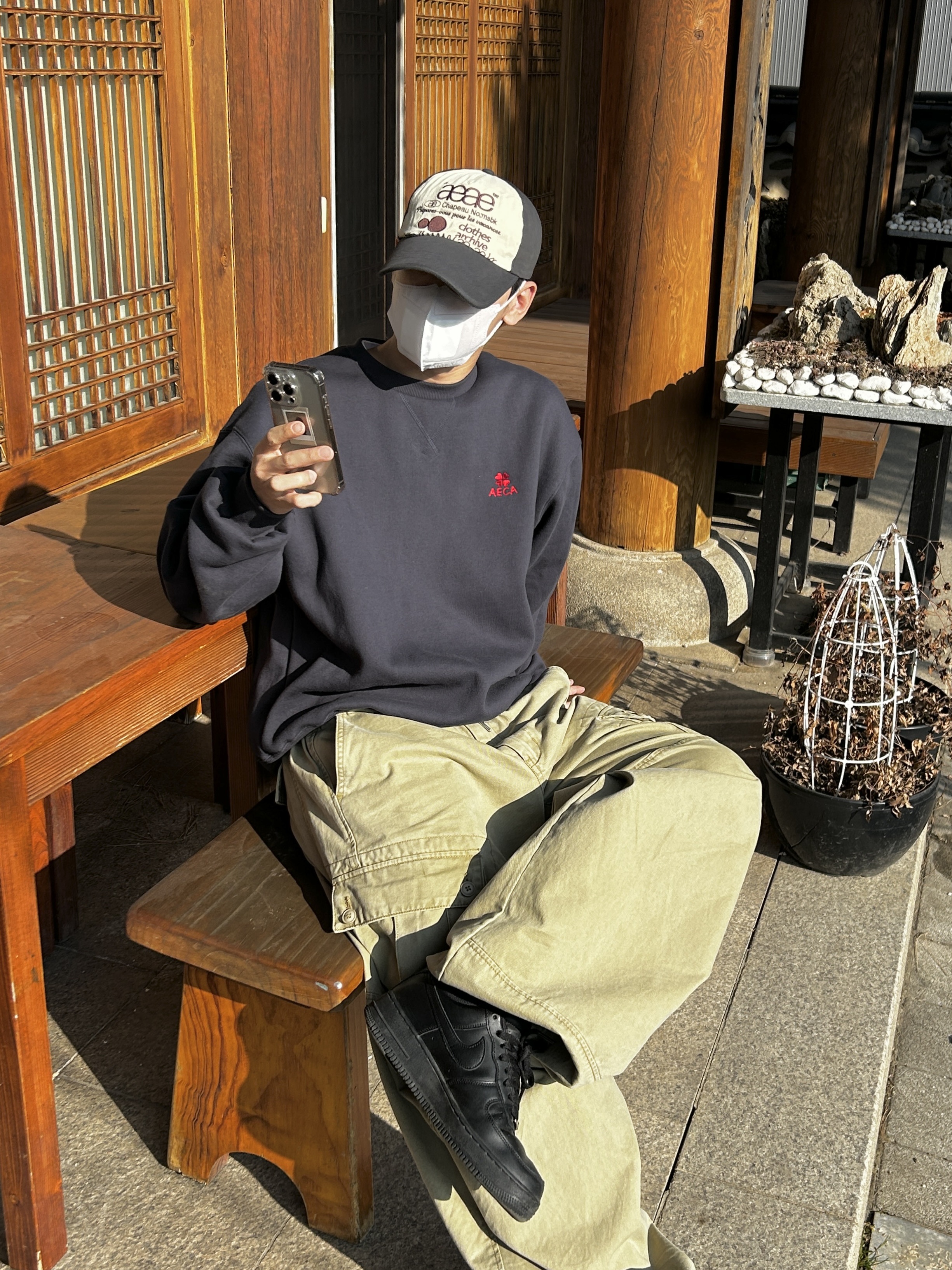 Nike Air Force 1 '07 Low Triple Black, AEAE Web Logo 5 Pannel Ball Cap Navy & Ivory 착용 스타일 - 1