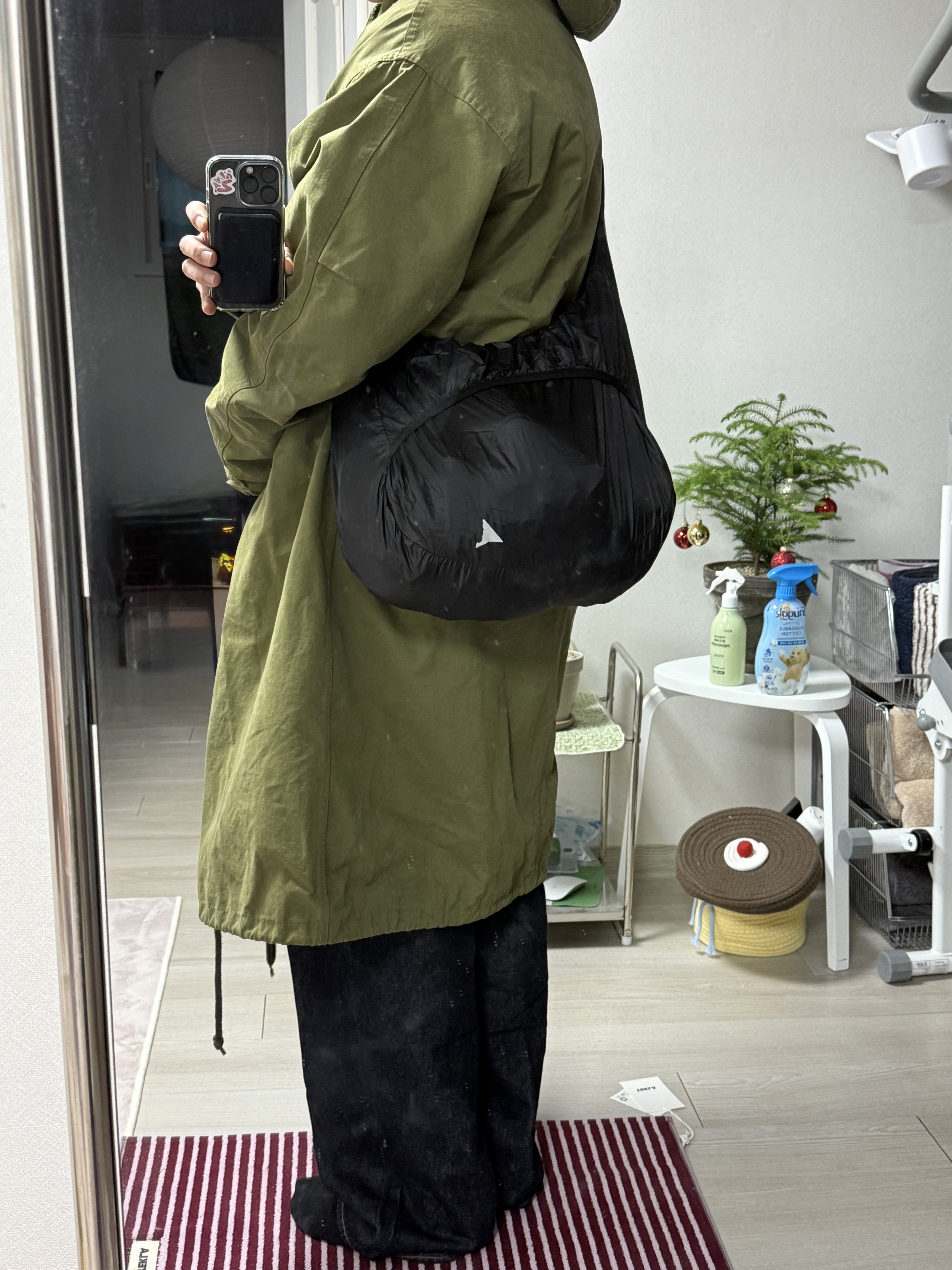 Roa Packable Knot Bag Black, Levi's 578™ Baggy Jean Dark Wash 착용 스타일