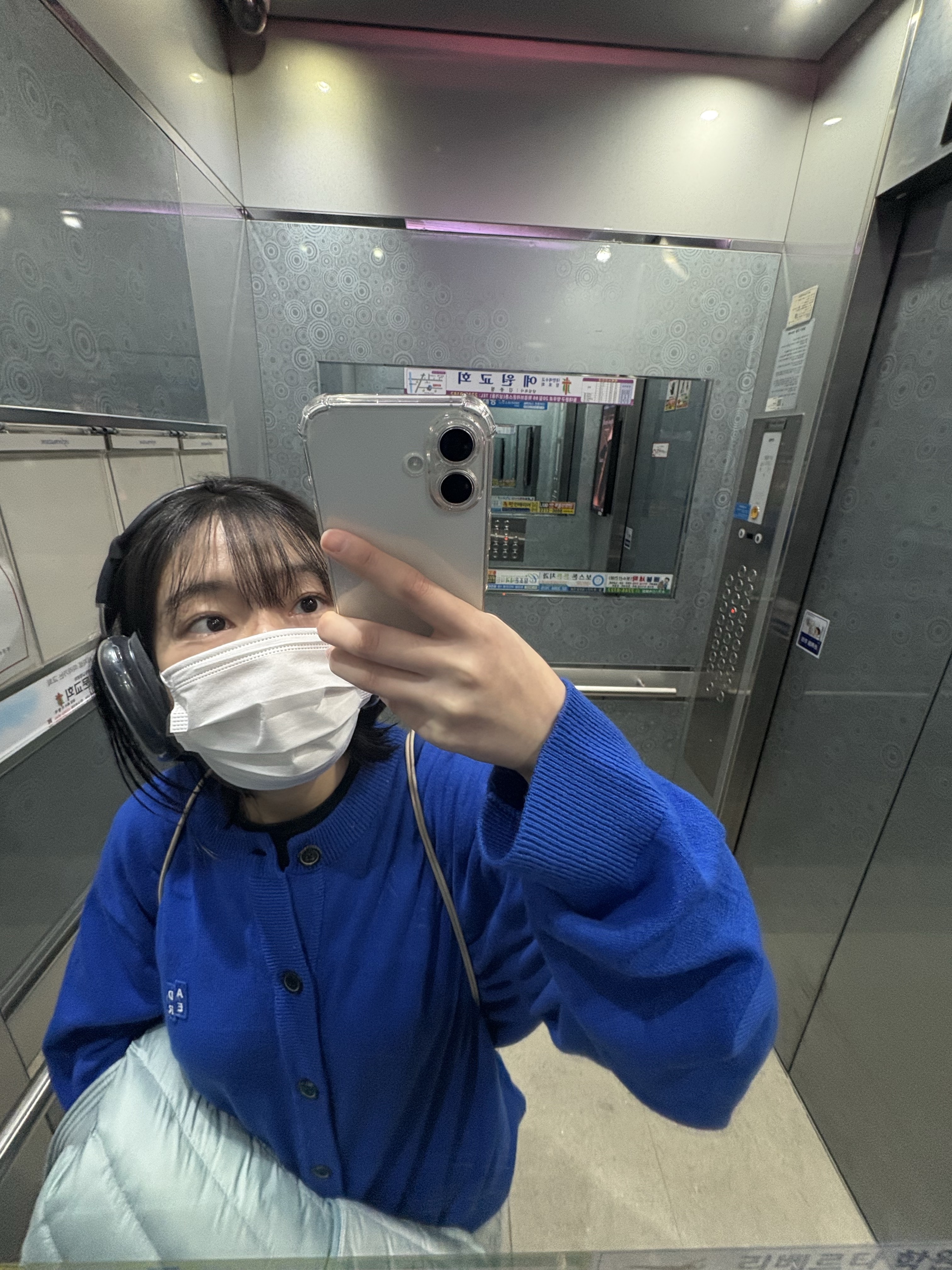 Apple AirPods Max USB C Midnight (Korean Ver.), Ader Error Sig; TRS Tag Cardigan 02 Z-Blue 착용 스타일 - 1