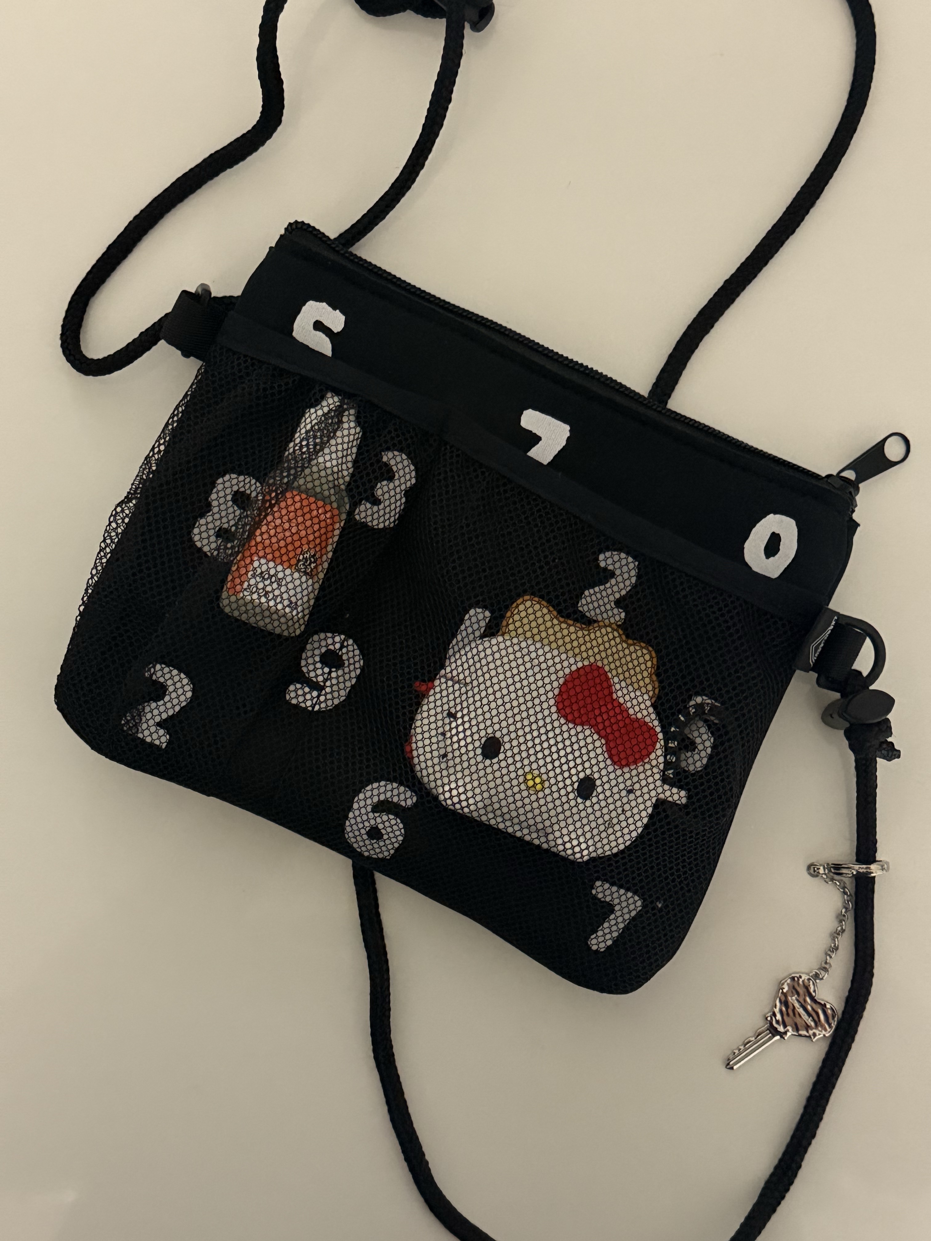 Sou Sou Poketle Mesh Sacoche Black, Casetify x Hello Kitty Collectible Toaster AirPods Pro 1st/2nd Gen Case 착용 스타일