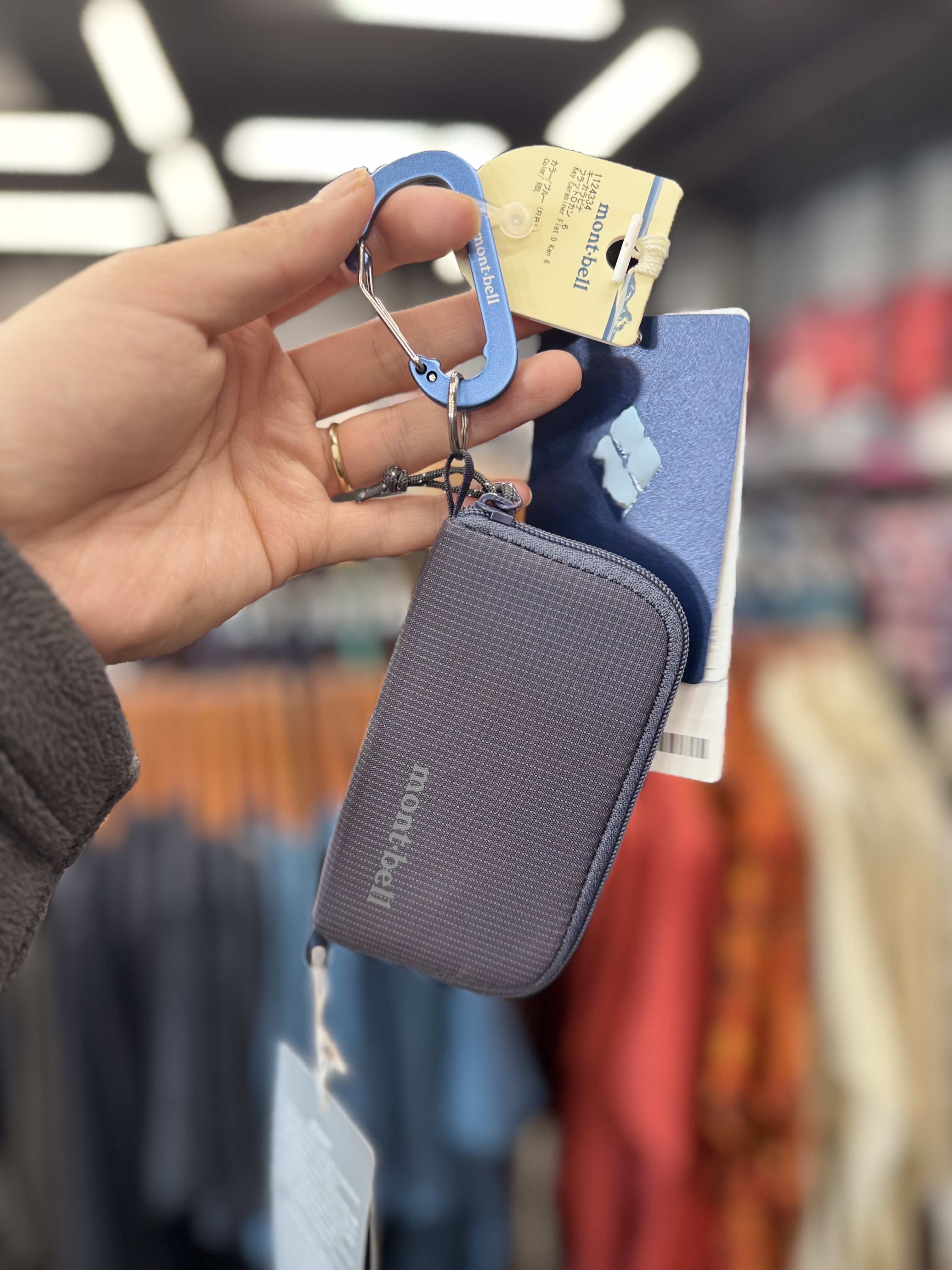Montbell Mini Zip Wallet Gray 착용 스타일 - 1