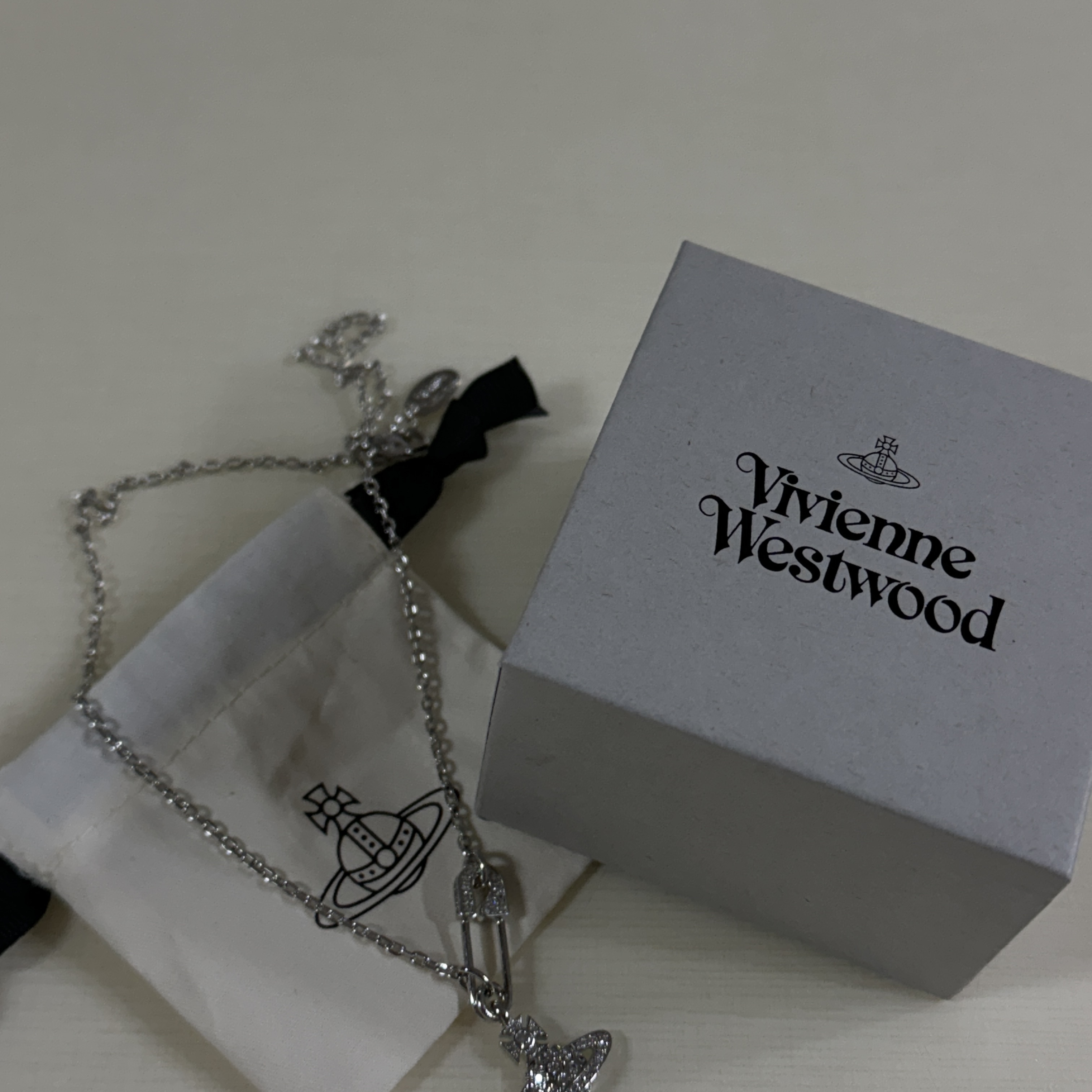 Vivienne Westwood Lucrece Pendant Silver 착용 스타일 - 1