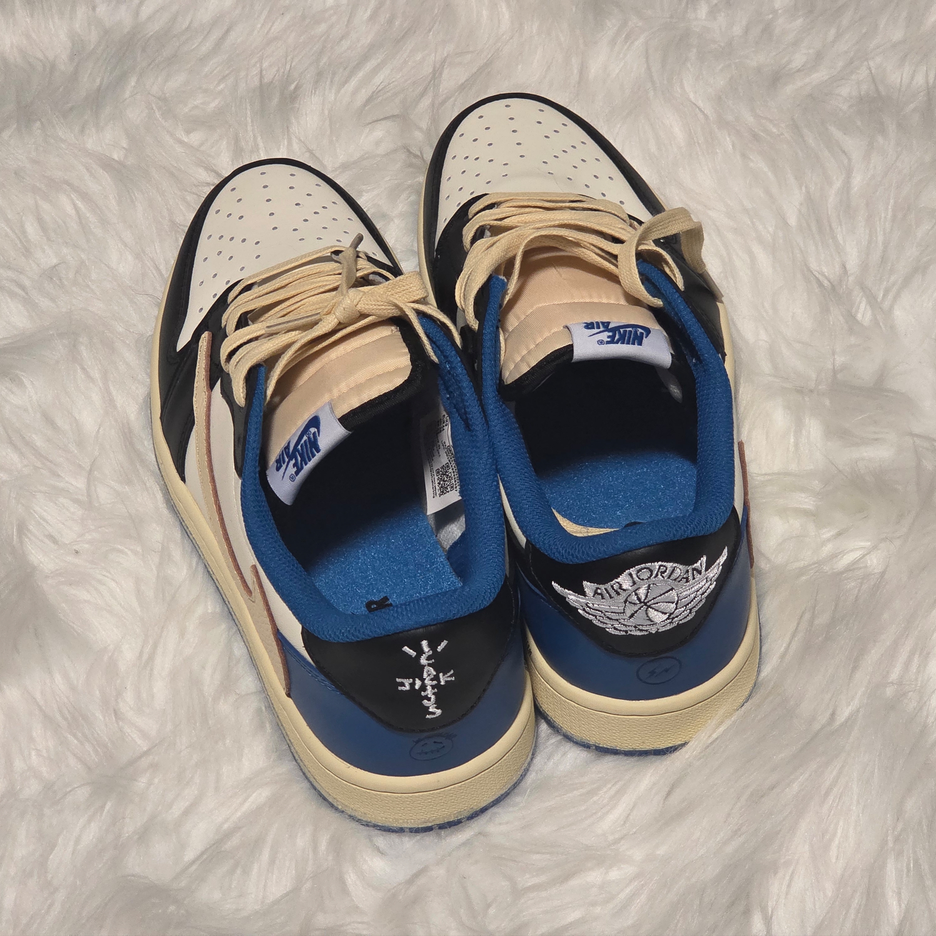 Jordan 1 x Travis Scott x Fragment Retro Low OG SP Military Blue 착용 스타일 - 5