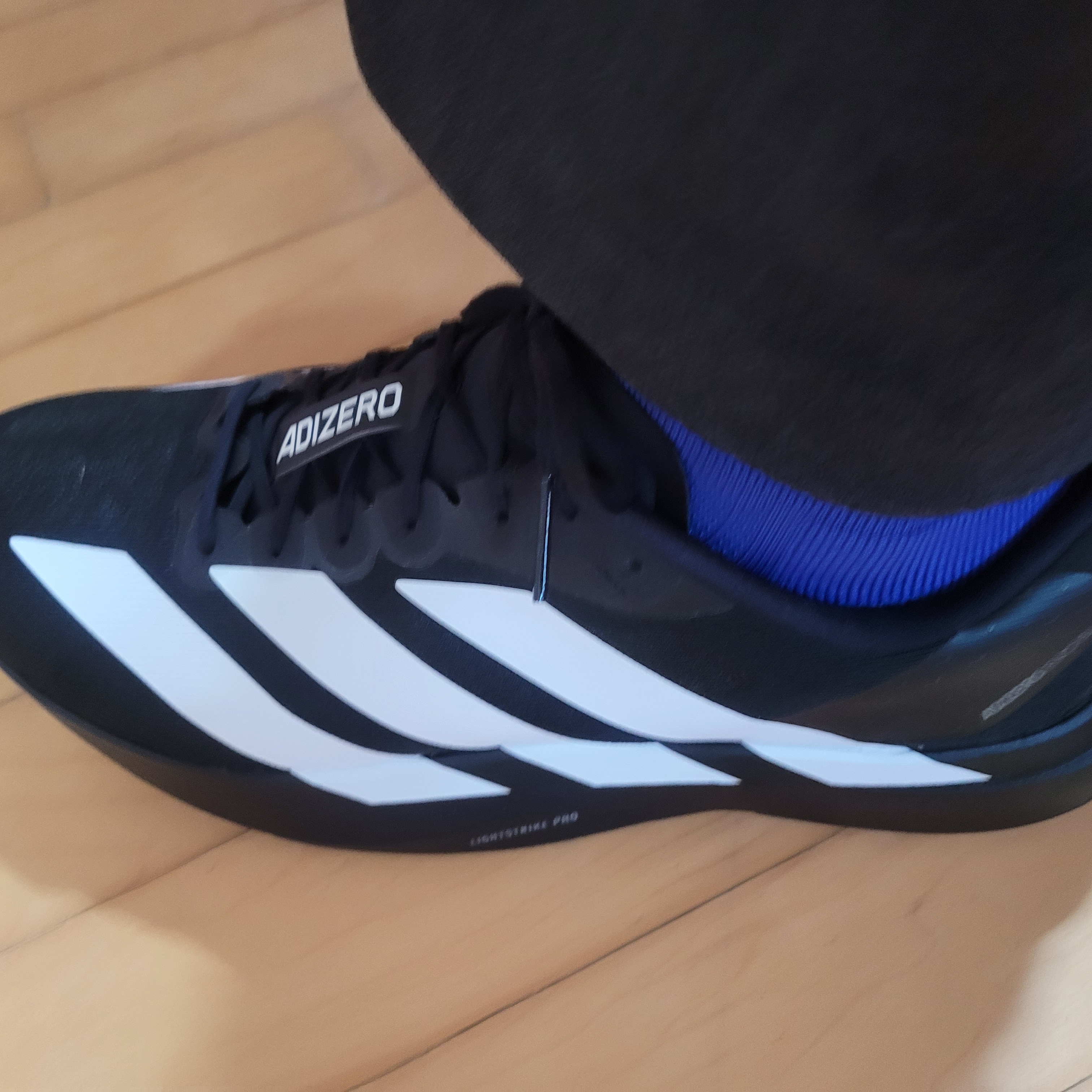 Adidas Adizero EVO SL Core Black Cloud White 착용 스타일 - 3