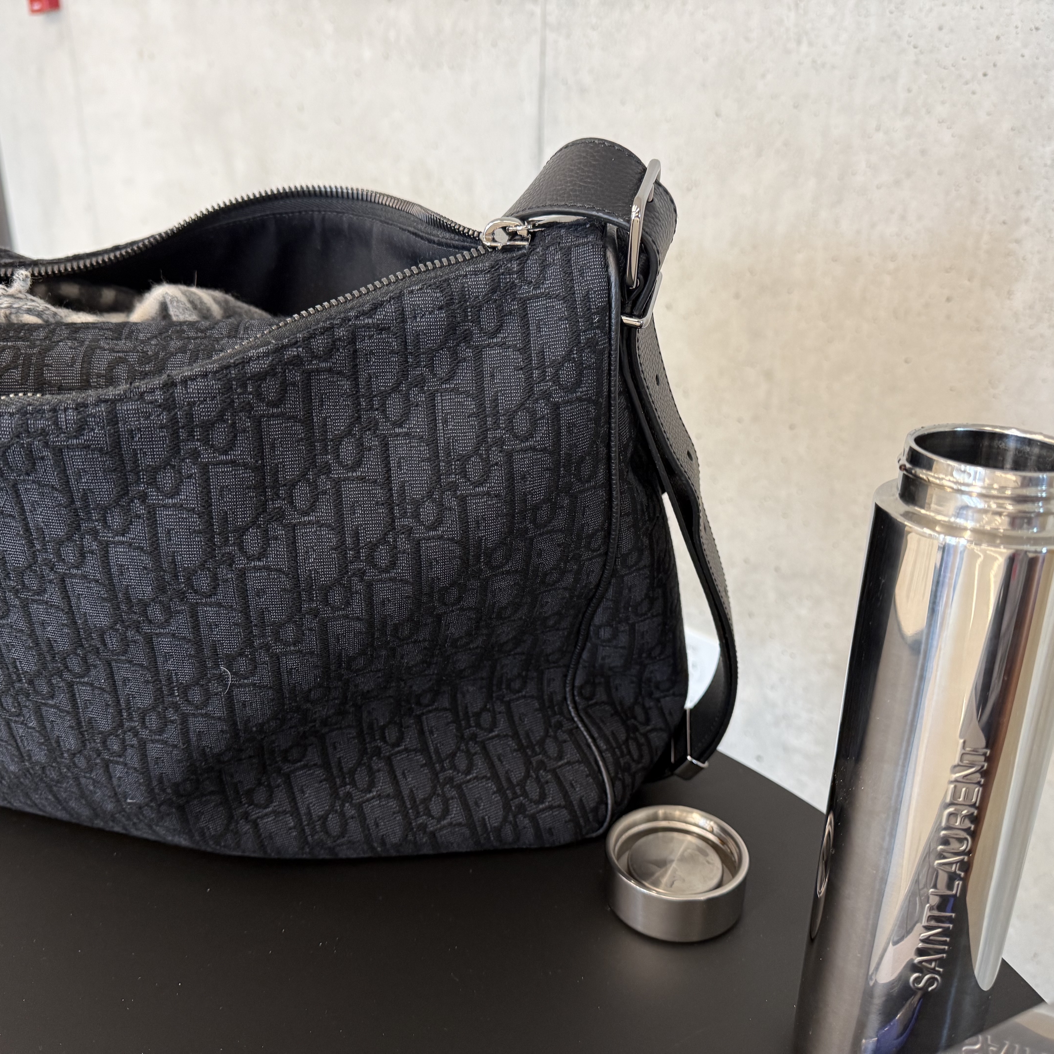 (W) Hermes Casaque Vague Muffler Gris Flanelle Ivory, Dior A4 Pouch Black Dior Oblique Jacquard 착용 스타일
