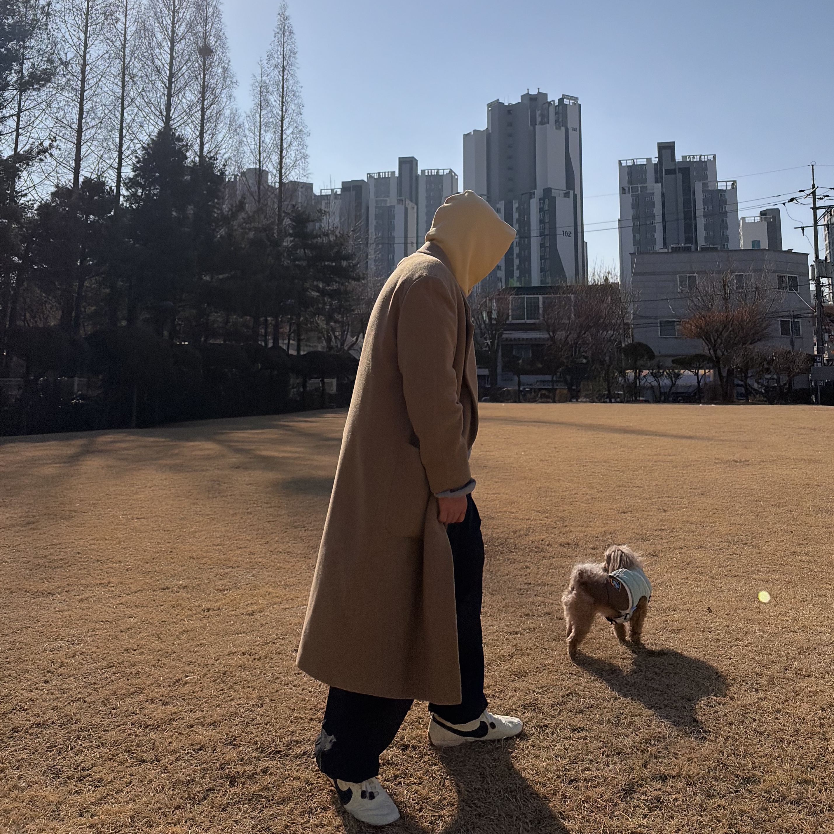 Nike x Jacquemus Moon Shoe SP Alabaster Off Noir, Essentials x NBA Lakers Hoodie Warm Heather - 24FW 착용 스타일 - 2
