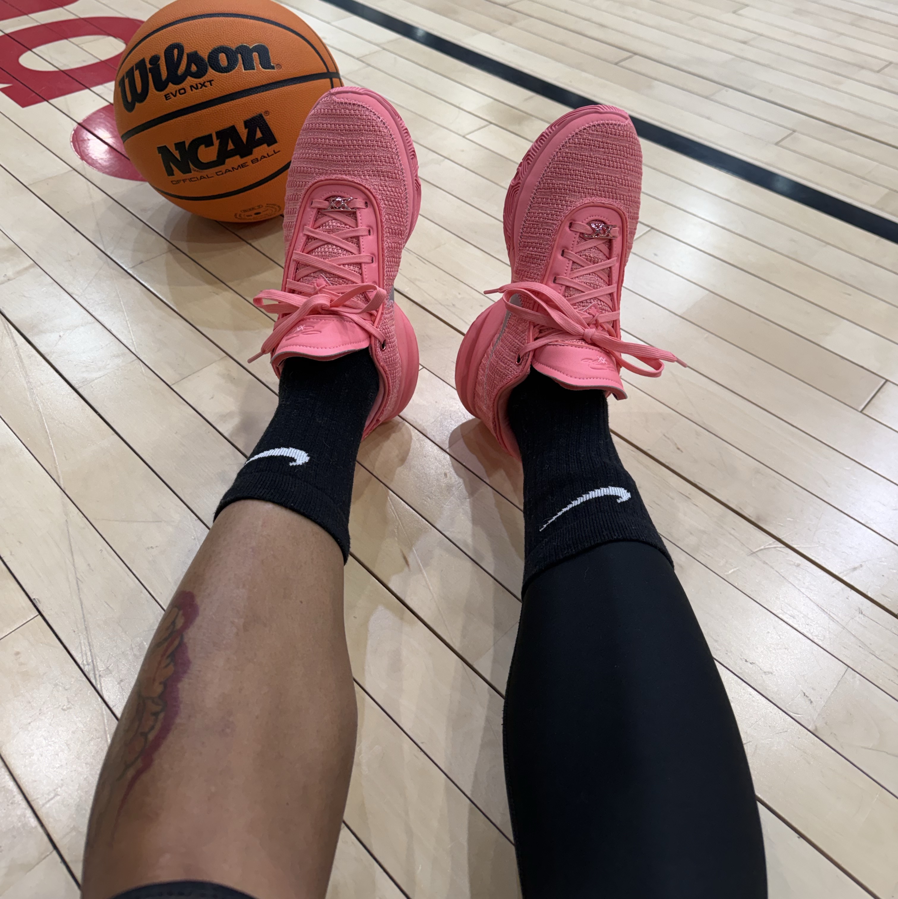 Nike LeBron XX EP Pink Gaze and Metallic Silver 착용 스타일