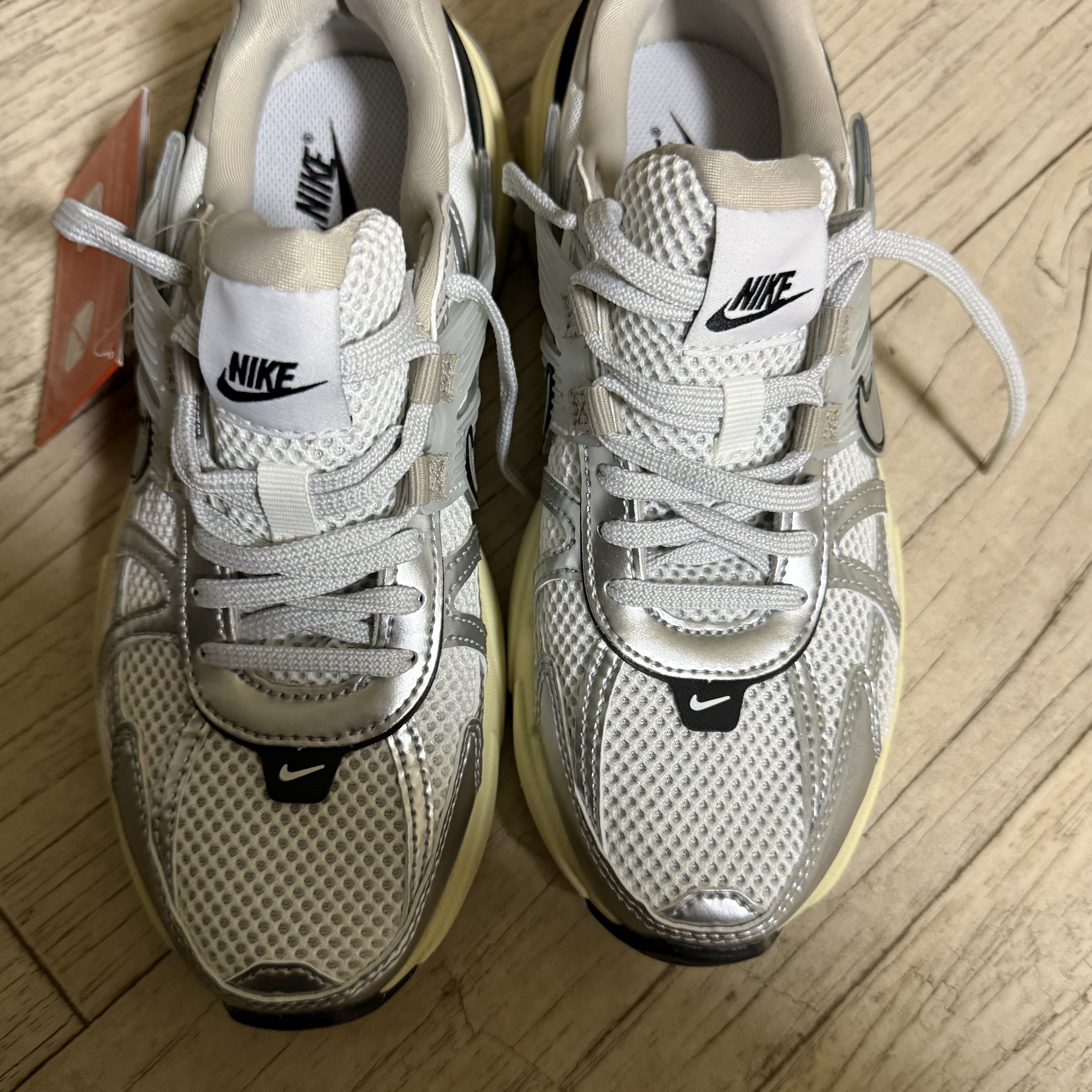 Nike V2K Run Summit White Metallic Silver 착용 스타일 - 3