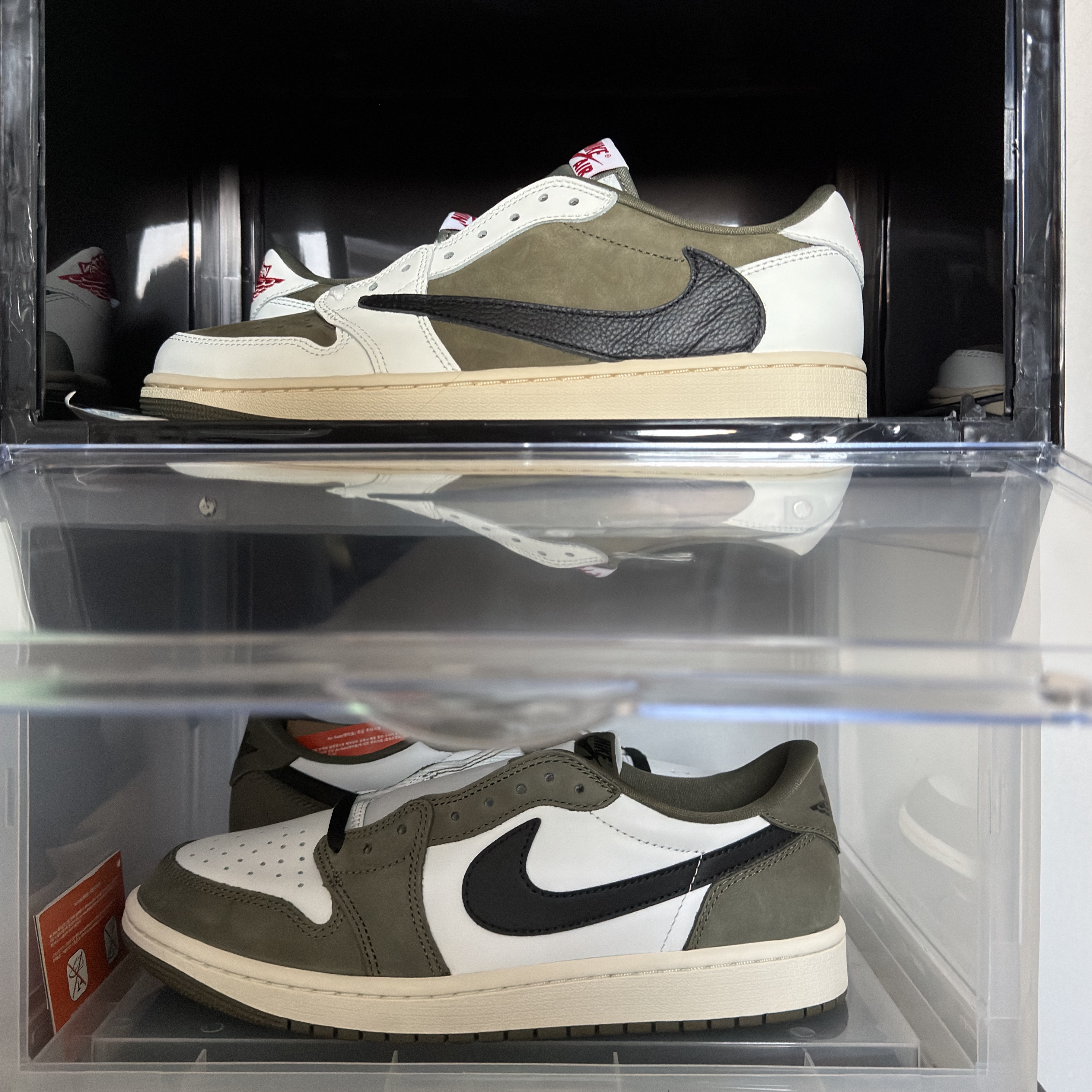 Jordan 1 Retro Low OG Medium Olive and Summit White, Jordan 1 x Travis Scott Retro Low OG SP Reverse Olive 착용 스타일