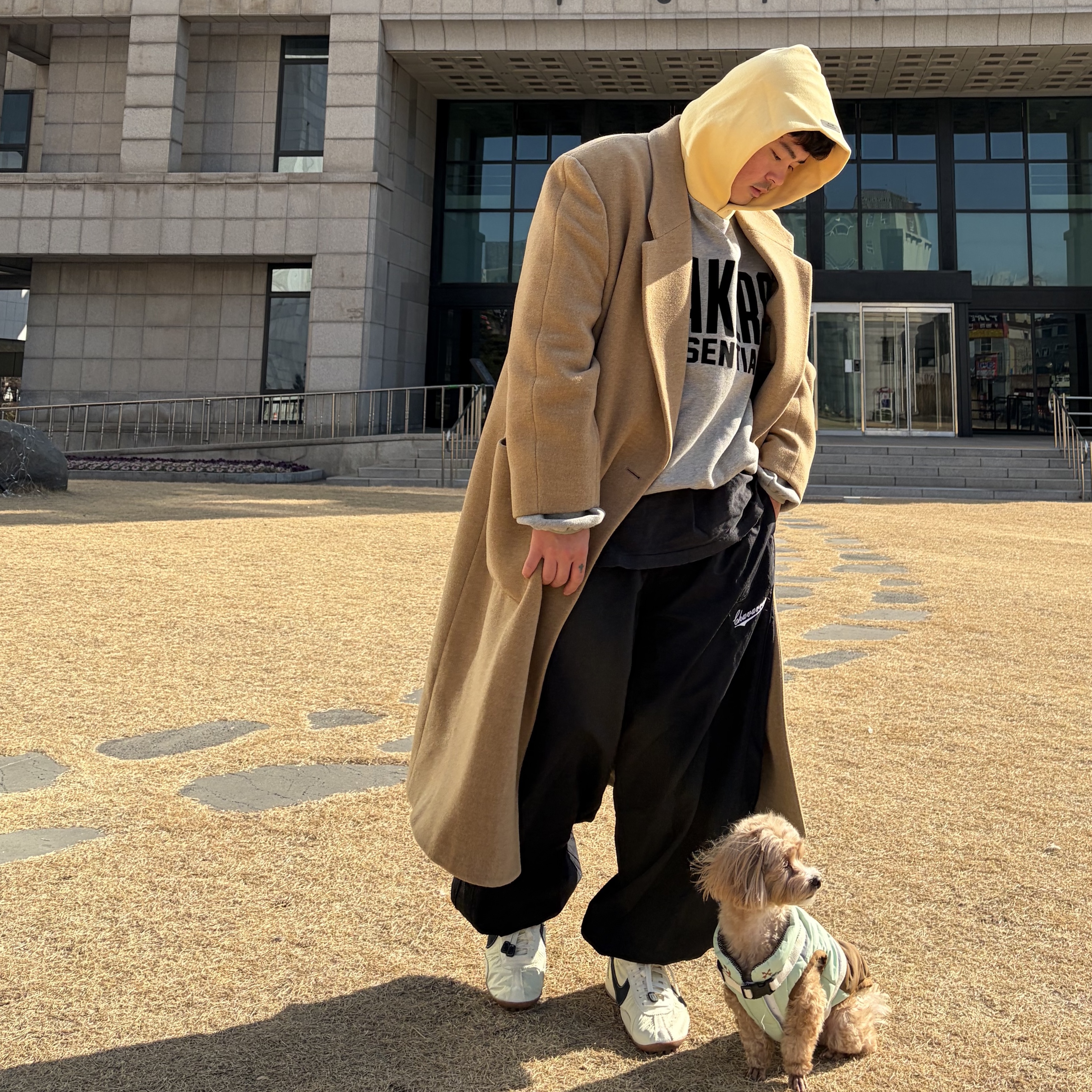 Nike x Jacquemus Moon Shoe SP Alabaster Off Noir, Essentials x NBA Lakers Hoodie Warm Heather - 24FW 착용 스타일 - 4