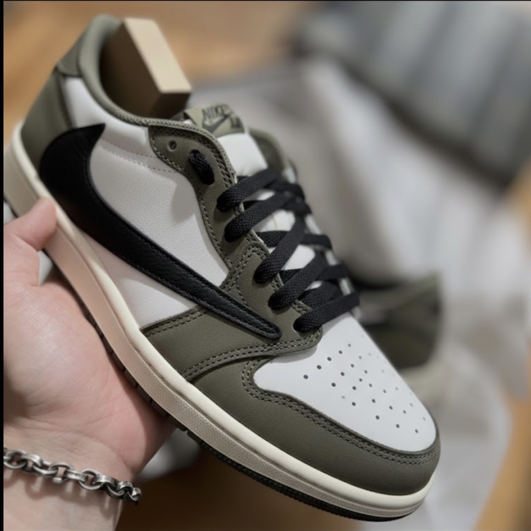 Jordan 1 Retro Low OG Medium Olive and Summit White 착용 스타일 - 2