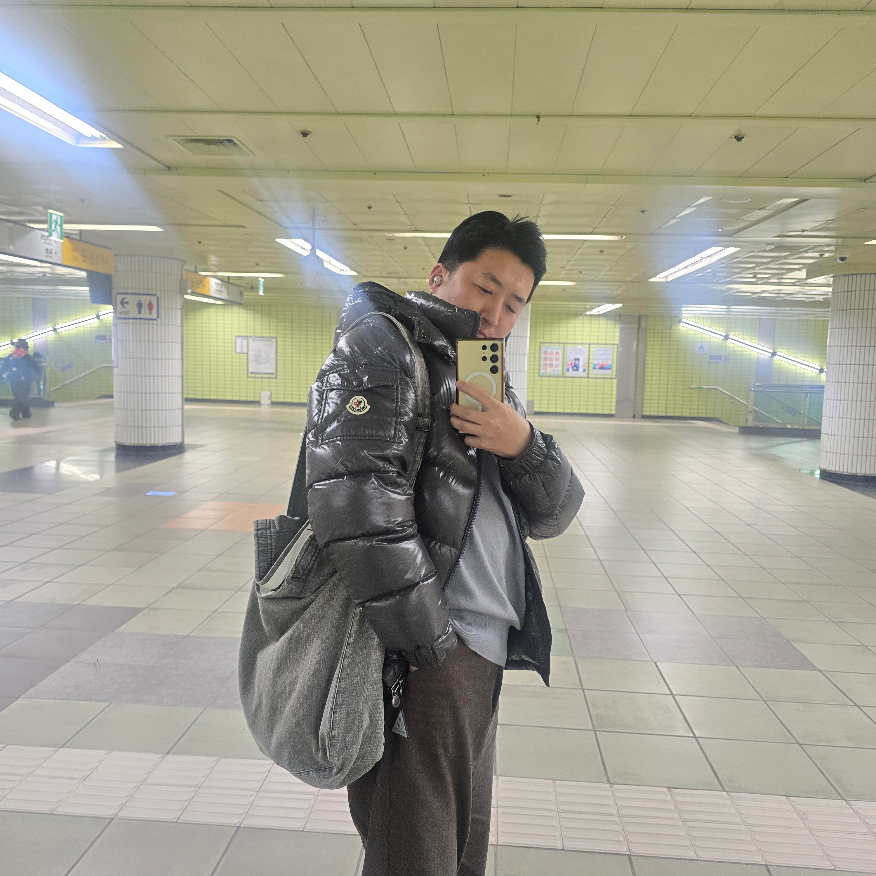 Our Legacy Concrete Chain Twill Sling Bag Grey, Moncler Maya Hooded Short Down Jacket Dark Grey - 25FW 착용 스타일 - 2
