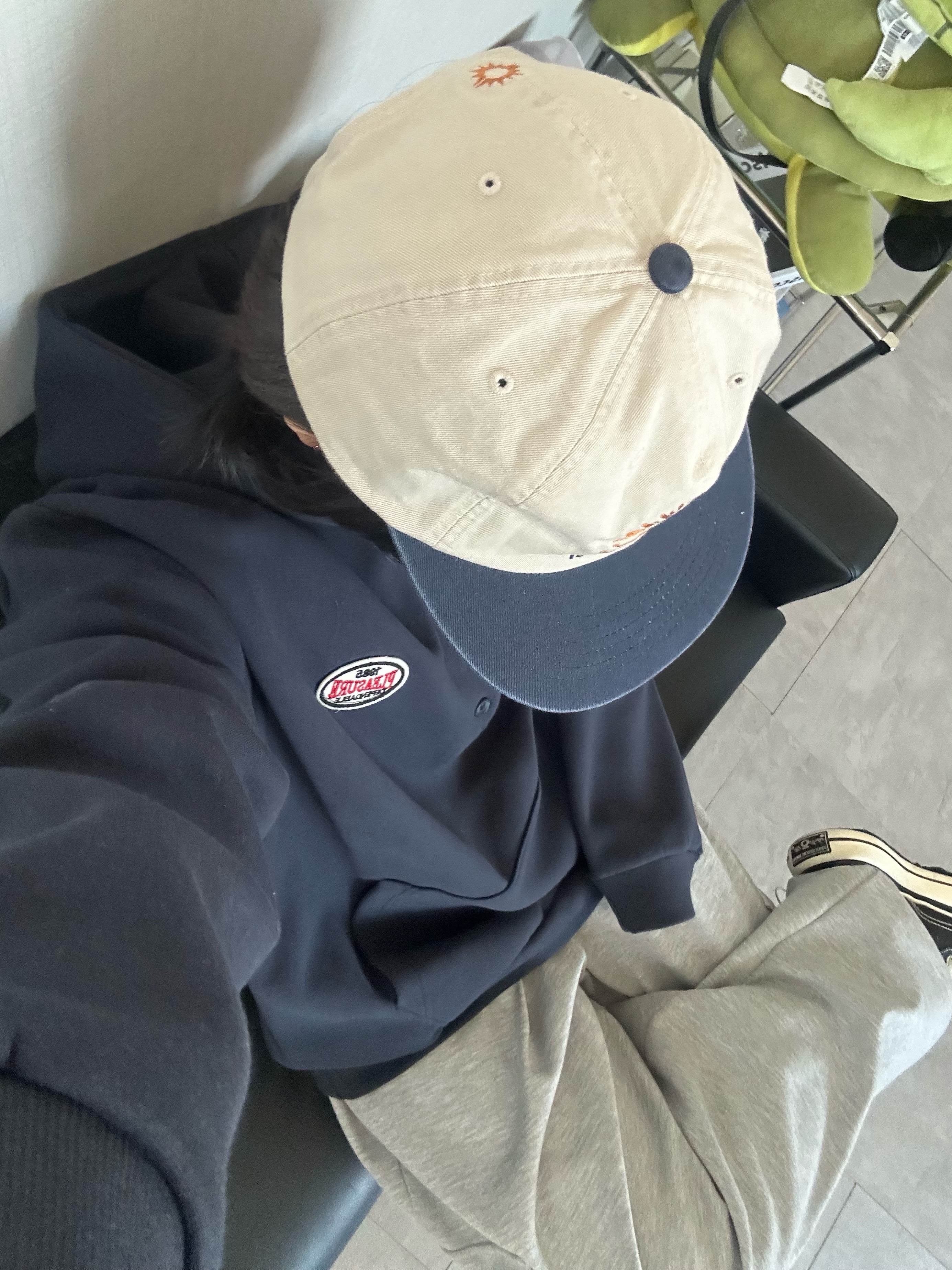 Hello Sunrise 90s Logo 6Panel Cap Beige & Navy 착용 스타일 - 3