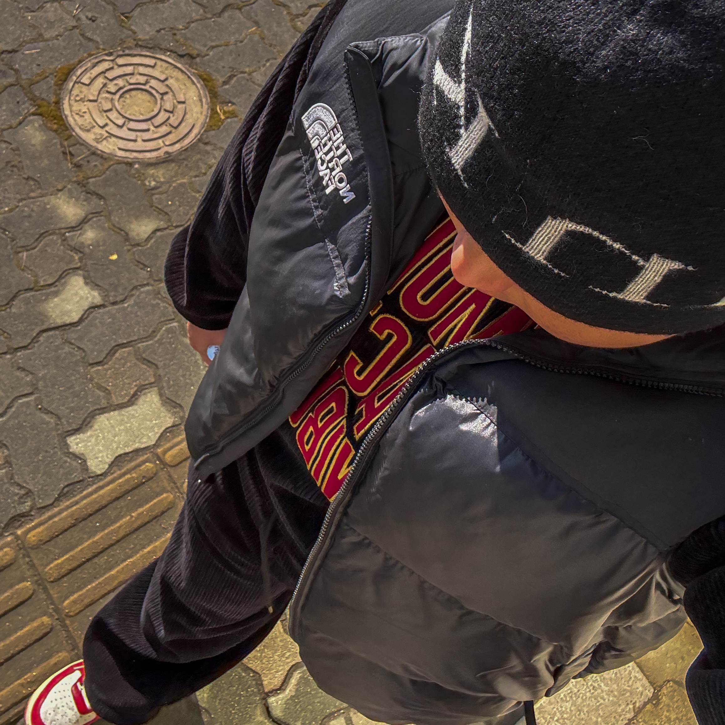 Matin Kim Logo Jacquard Short Beanie Black, The North Face Nuptse On Ball Vest Black 착용 스타일