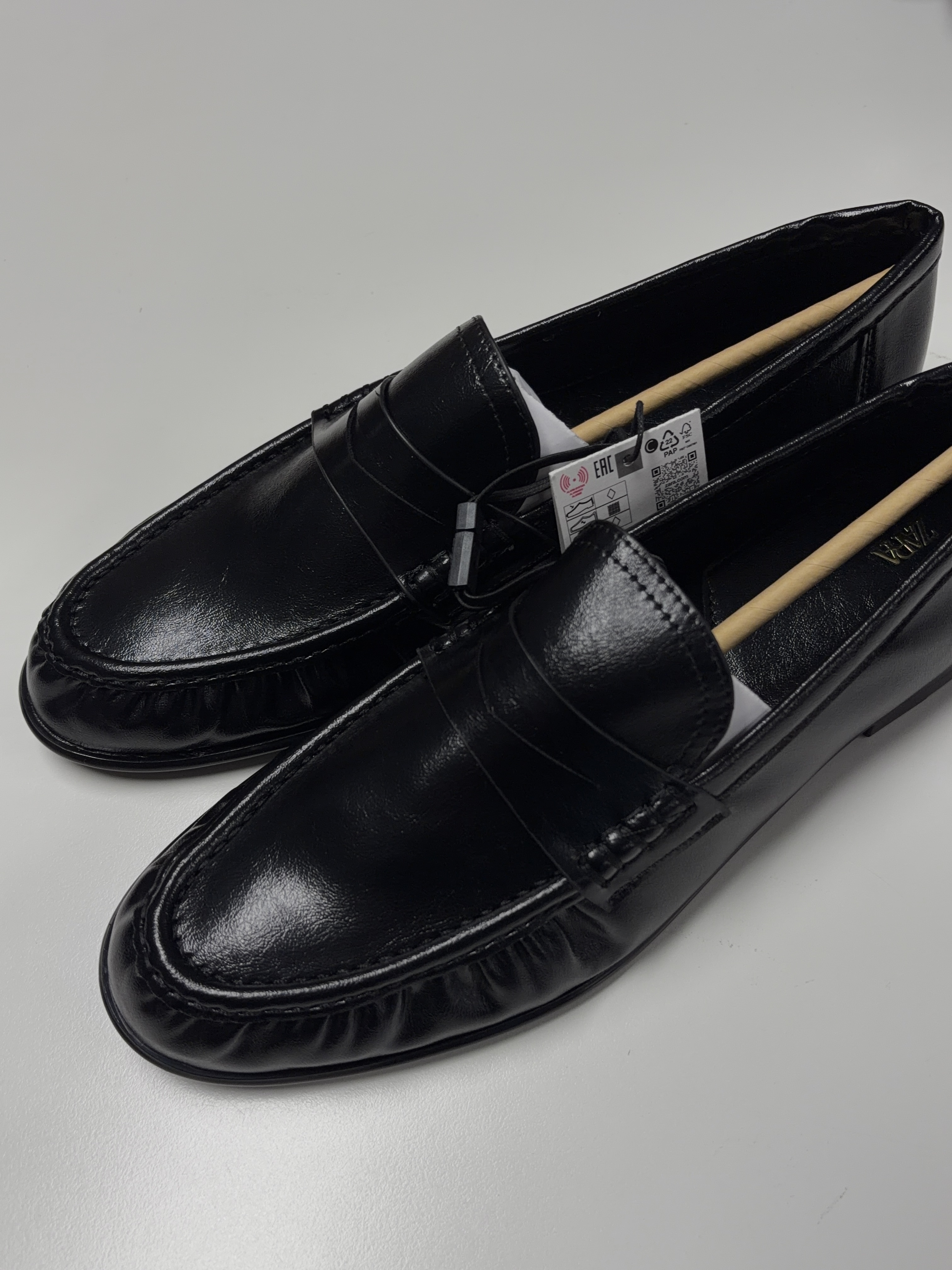(W) Zara Soft Gathered Loafer Black 착용 스타일 - 2