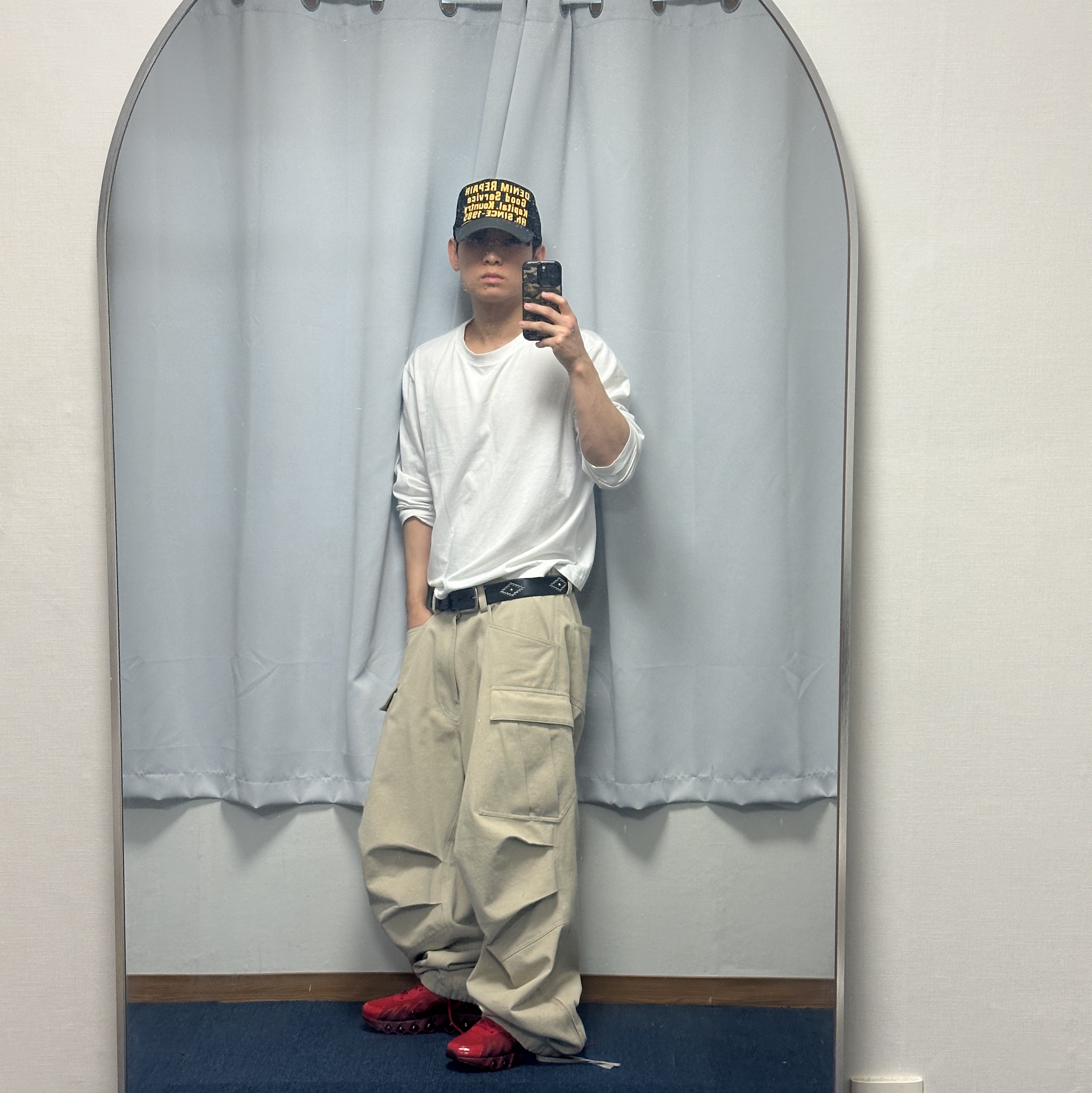 (W) Nike Air Max Dn8 University Red Tough Red, Nonnod Side Zip Cargo Pants Beige 착용 스타일 - 2
