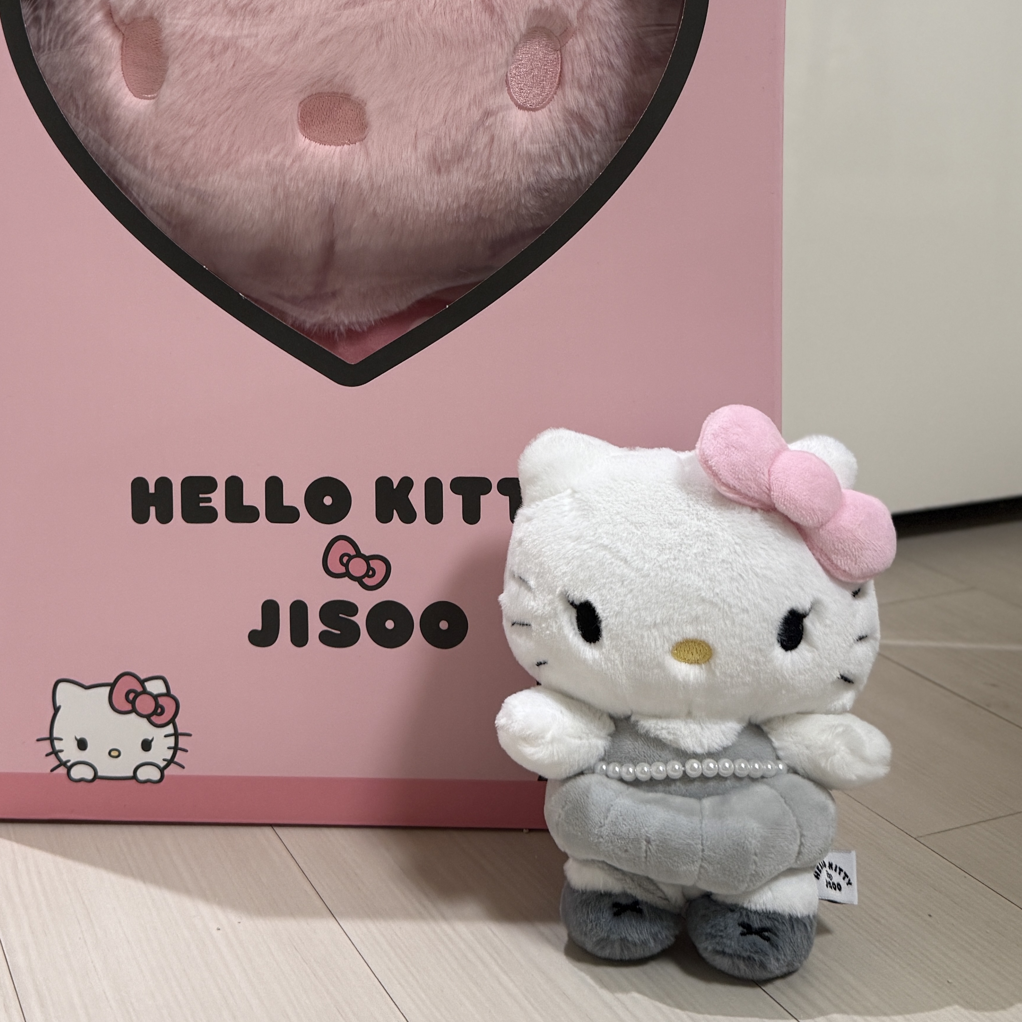 HELLO KITTY x JISOO Random Plush Keychain (1 Blind Box) 착용 스타일