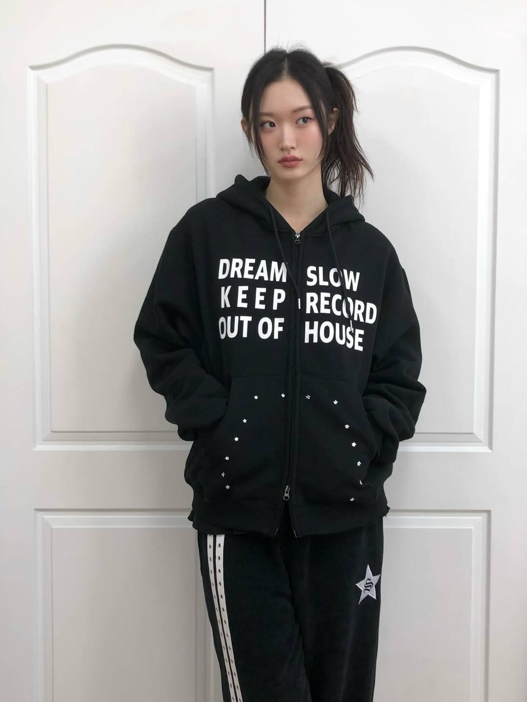 SLOW RECORD HOUSE Typo Star Hood Zip-up Black 착용 스타일 - 1