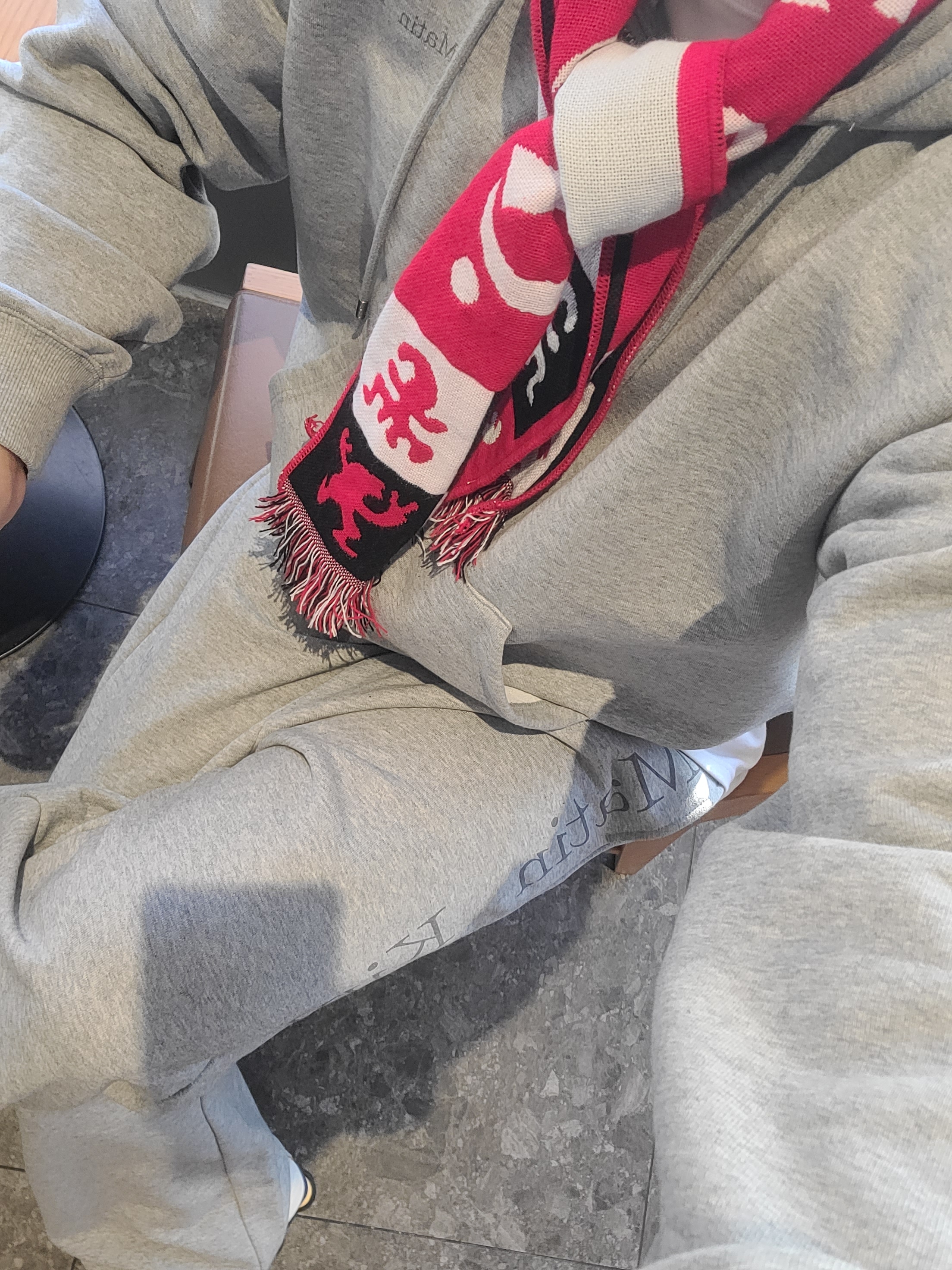 Nike Shox R4 PRM Light Iron Ore and Phantom, Matin Kim Back Logo Essential Hoody Zip Up In Grey 착용 스타일 - 1