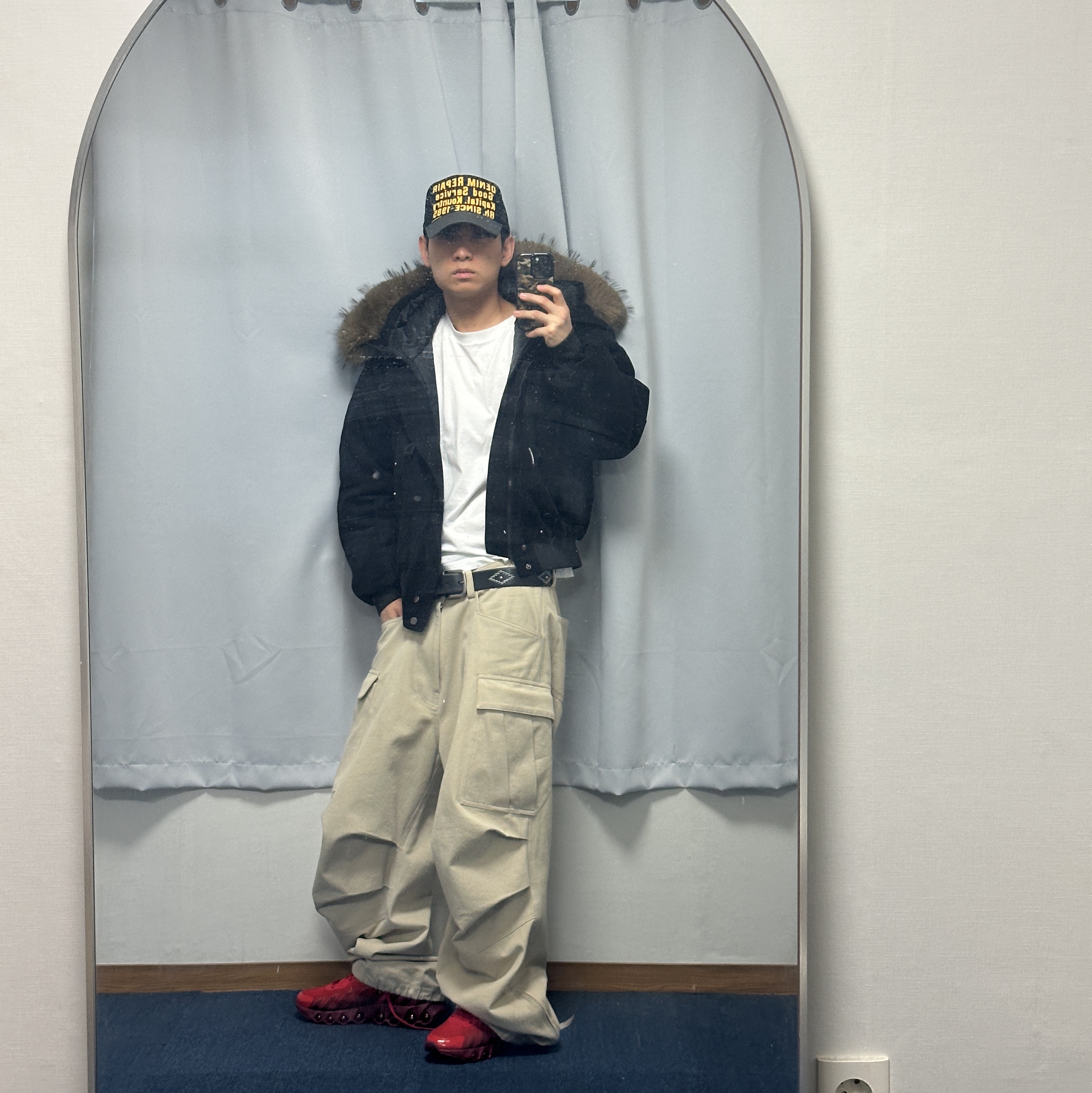 (W) Nike Air Max Dn8 University Red Tough Red, Nonnod Side Zip Cargo Pants Beige 착용 스타일 - 1